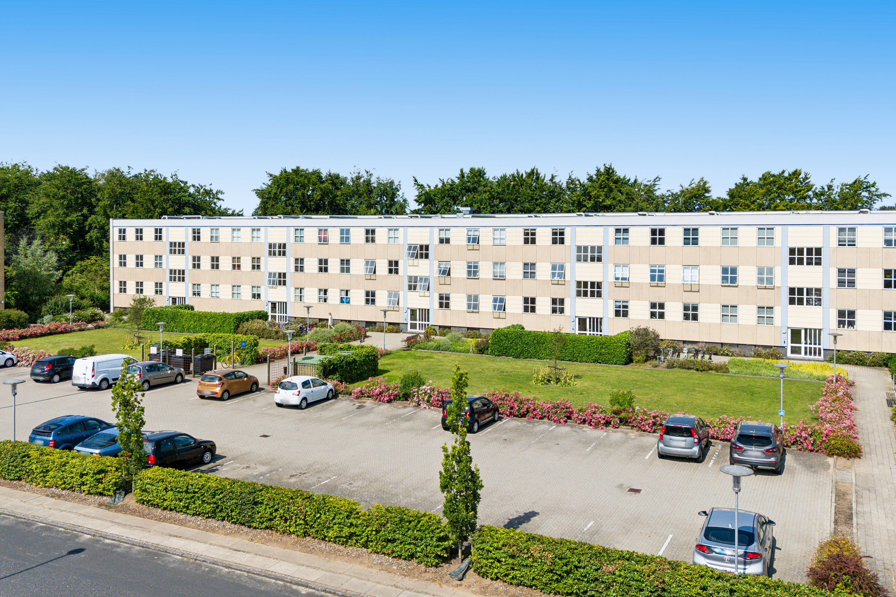 Ejerlejlighed: Facade med P areal foran på Floravænget 25, 2. tv., Dalum, 5250 Odense SV