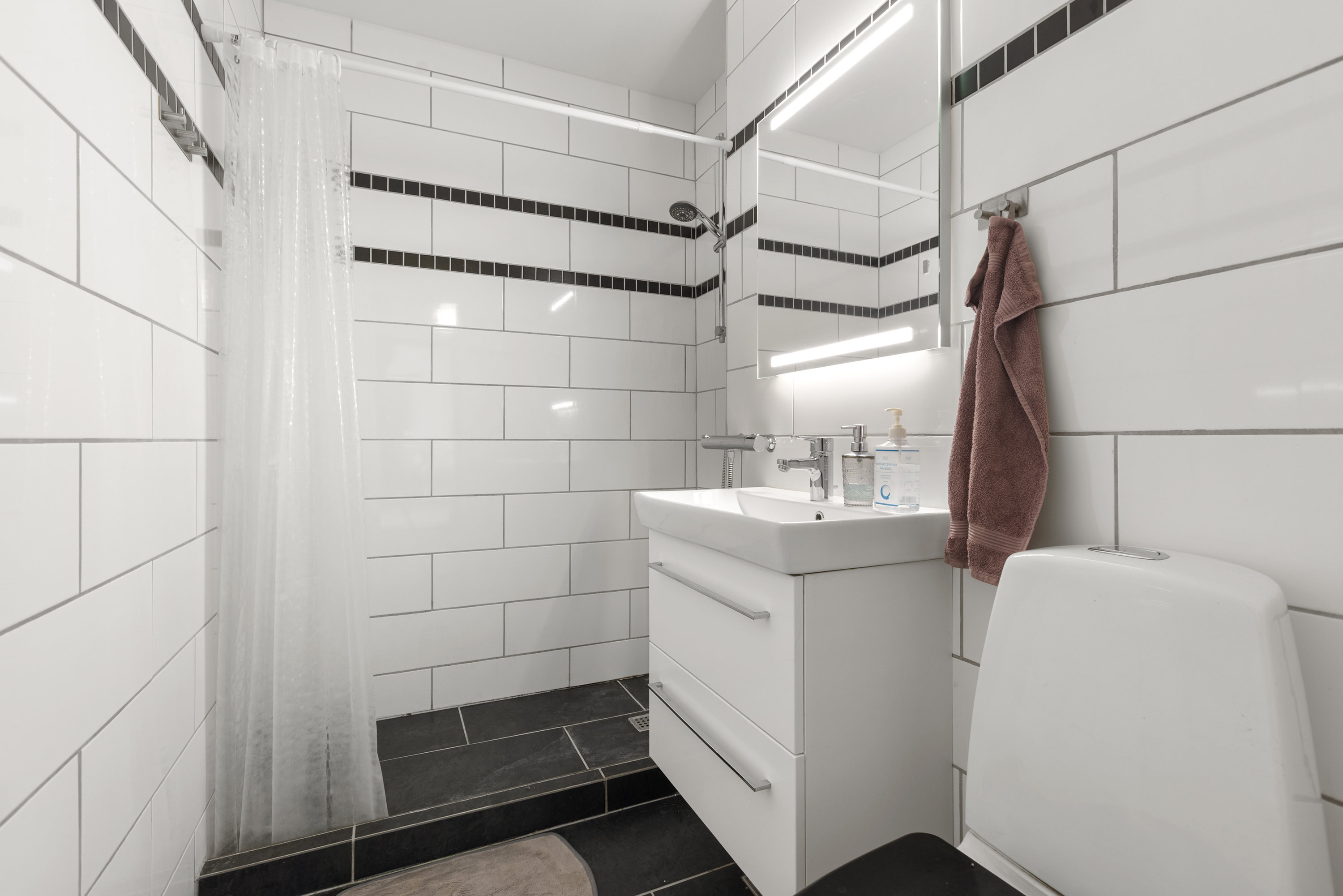 Fremhævet badeværelse billede i fuldskærmstilstand. Billede af Tyreengen 52, 2. mf., 4220 Korsør