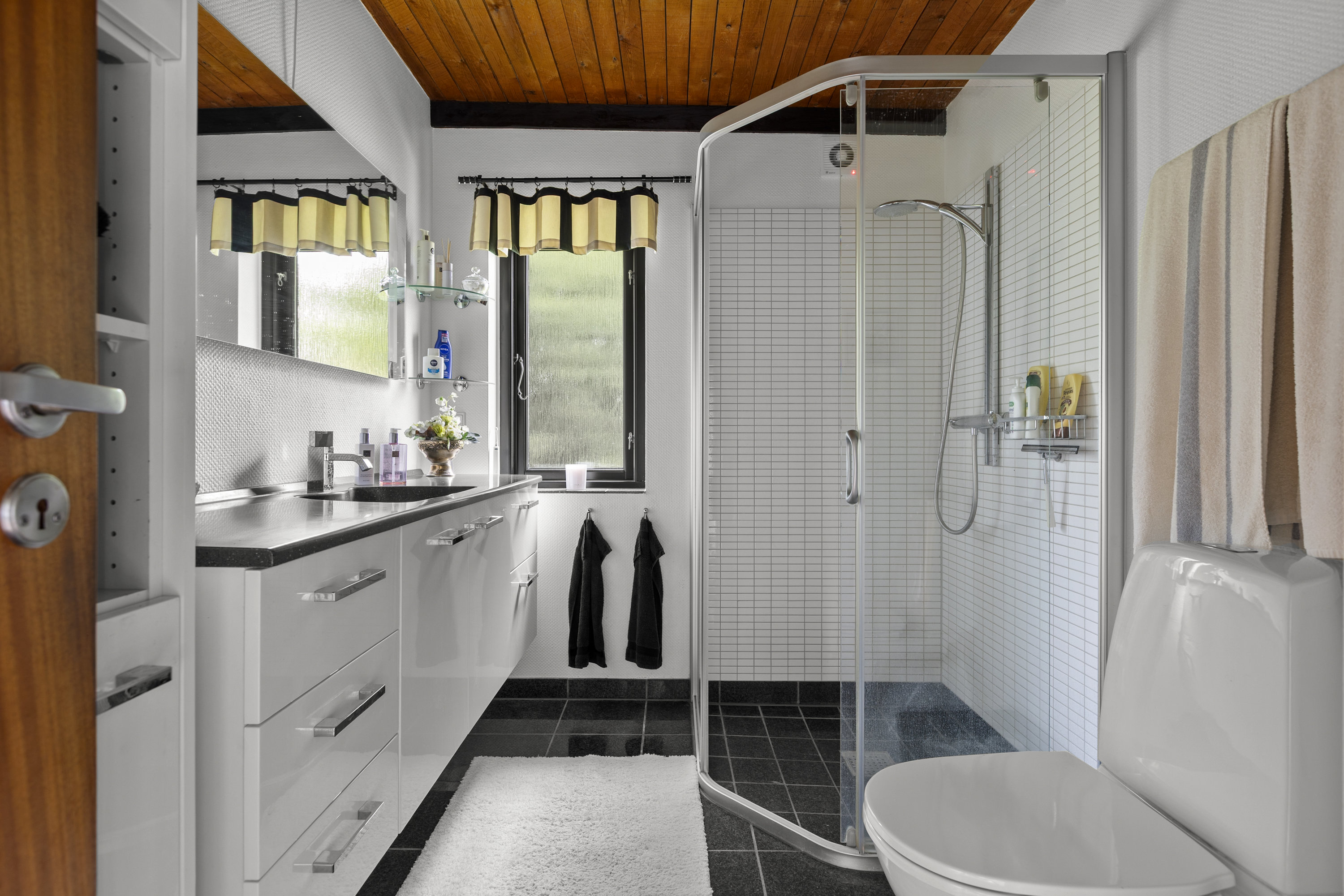 Fremhævet badeværelse billede i fuldskærmstilstand. Billede af Kukkerranden 5, 4220 Korsør