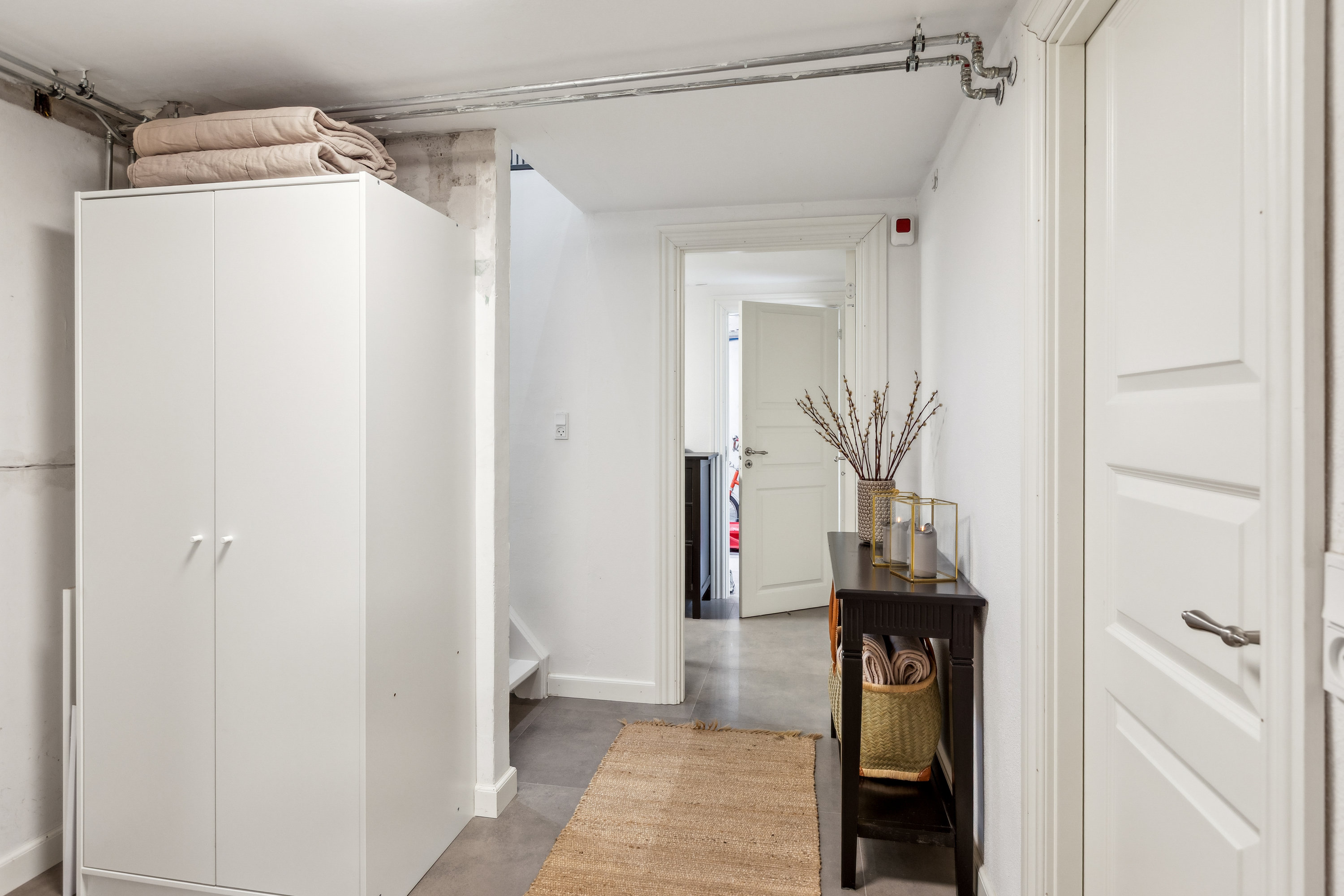 Fremhævet gang billede i fuldskærmstilstand. Billede af Poppelvang 22, 2770 Kastrup