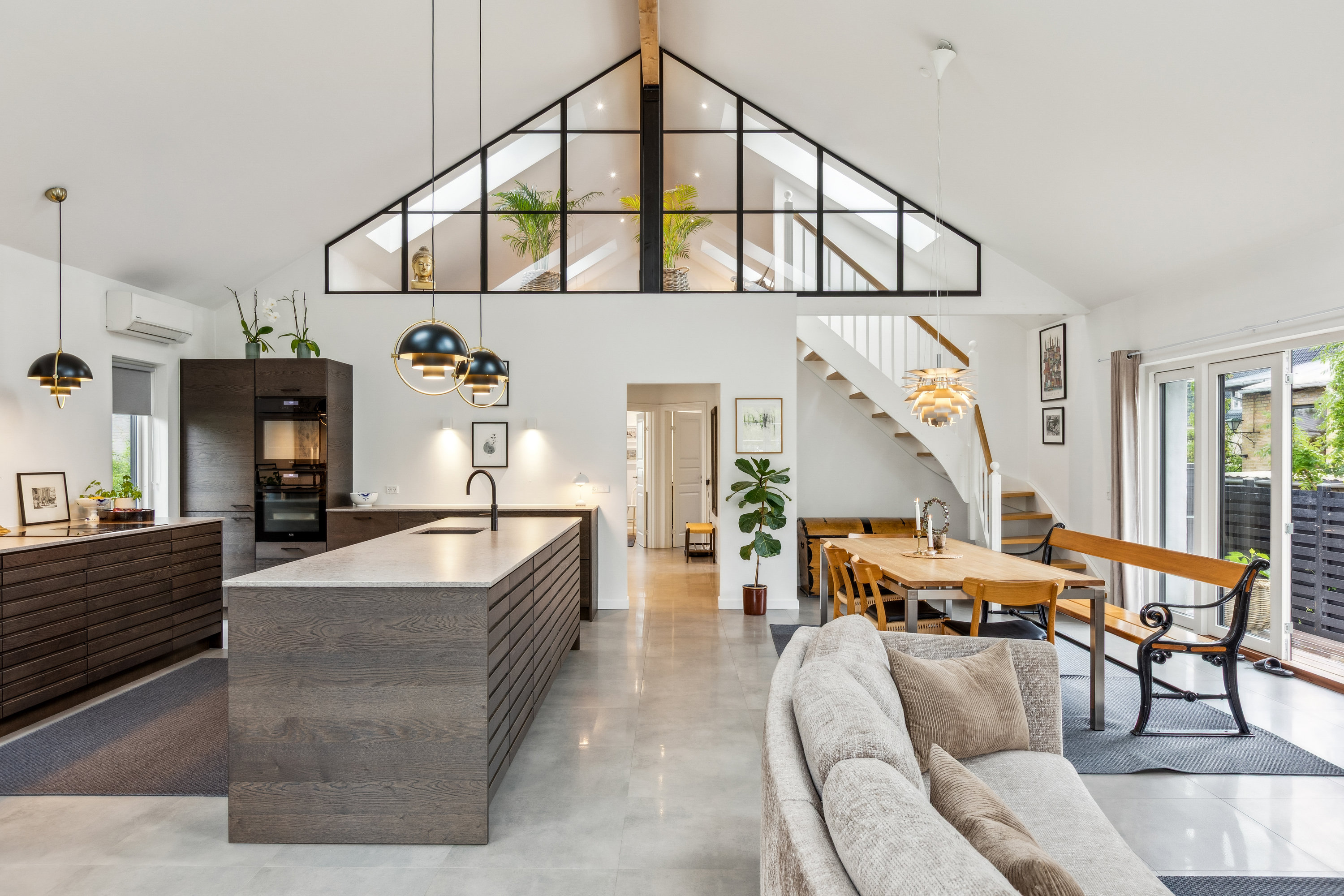 Fremhævet stue billede i fuldskærmstilstand. Billede af Poppelvang 22, 2770 Kastrup