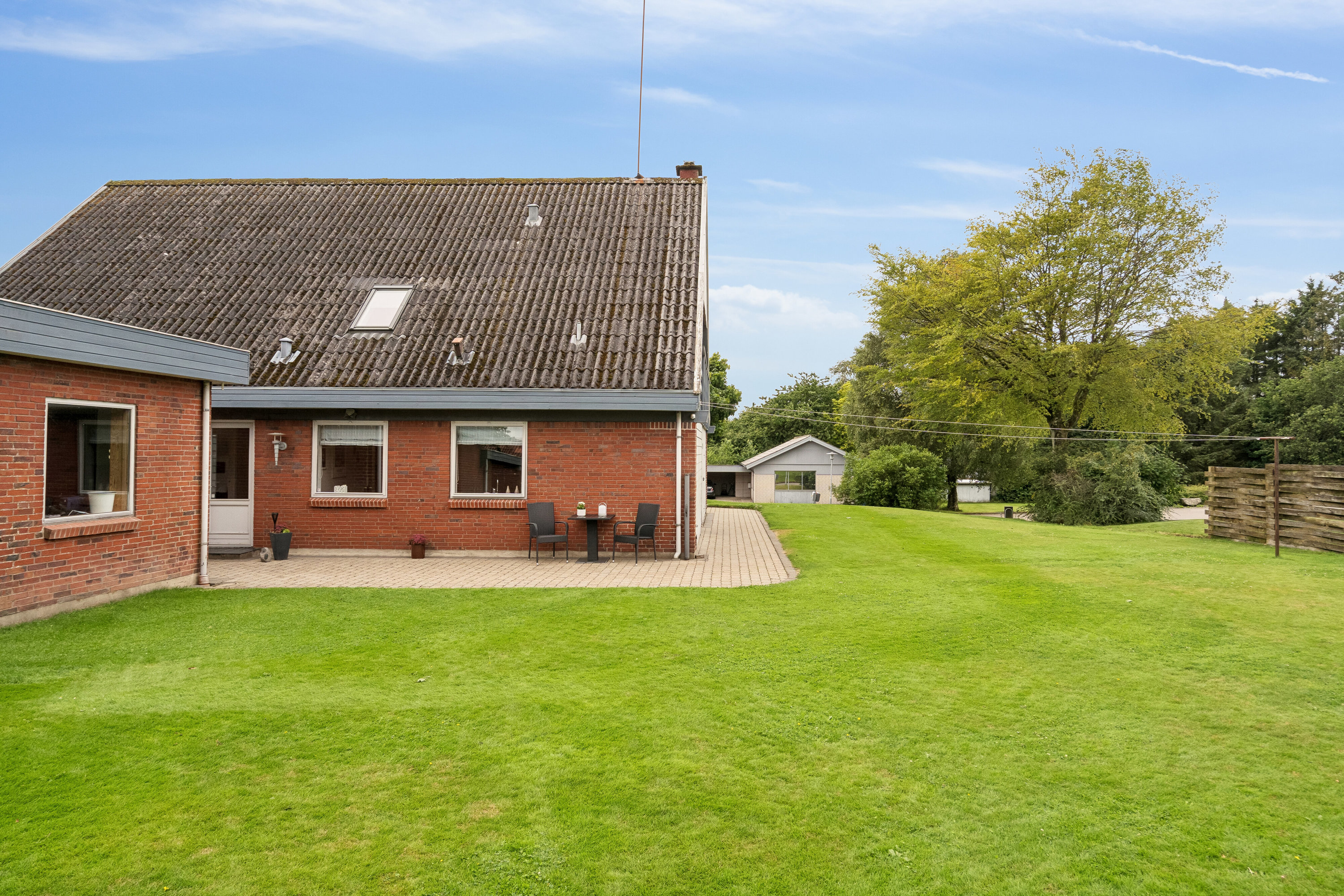 Fremhævet set fra haven billede i fuldskærmstilstand. Billede af Aftensang 14, 6040 Egtved