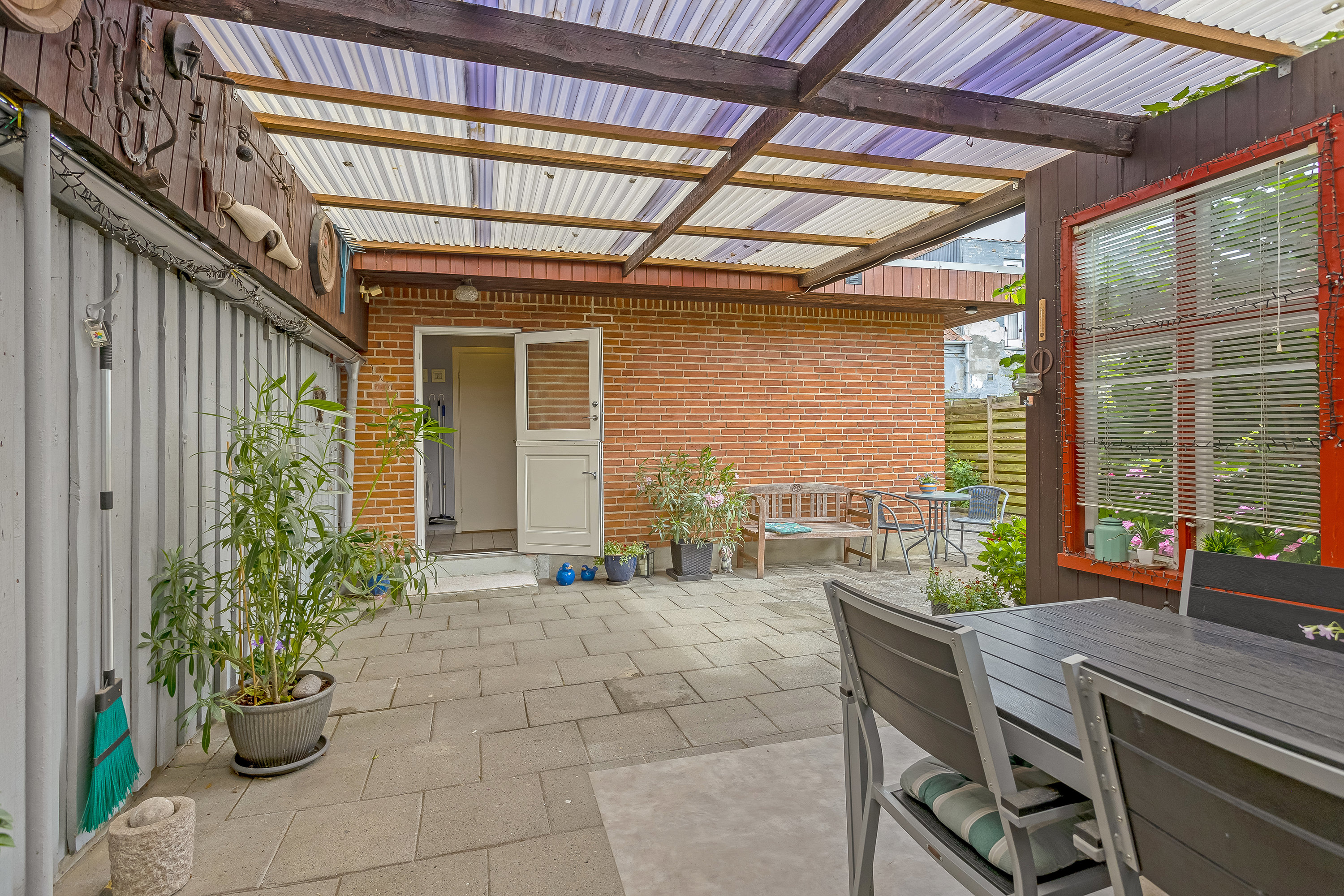 Fremhævet overdækket terrasse billede i fuldskærmstilstand. Billede af Aavej 11, 4800 Nykøbing F