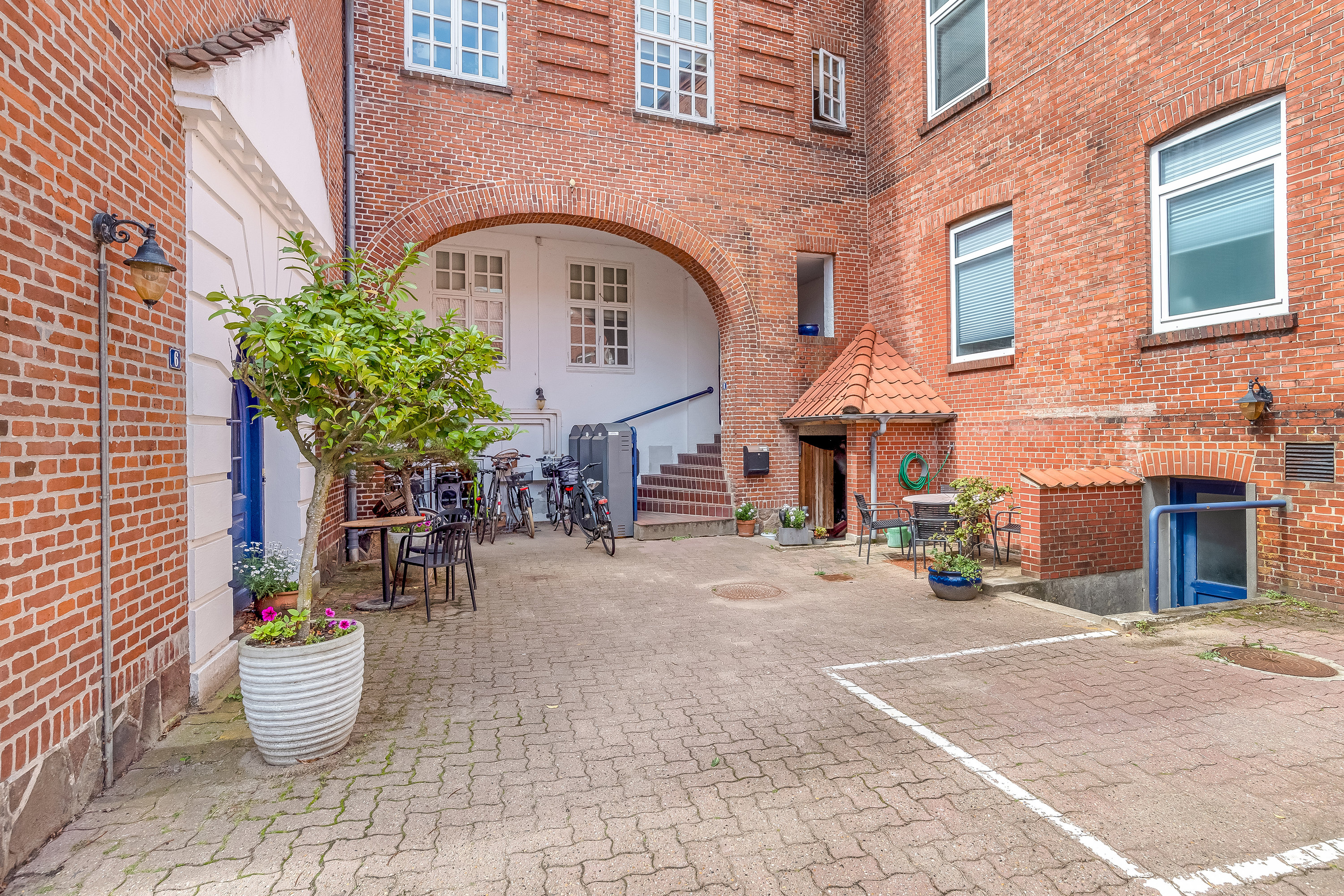 Miniaturebillede 2: ejendommen. Billede af Kirkepladsen 8, 2. mf., 7500 Holstebro