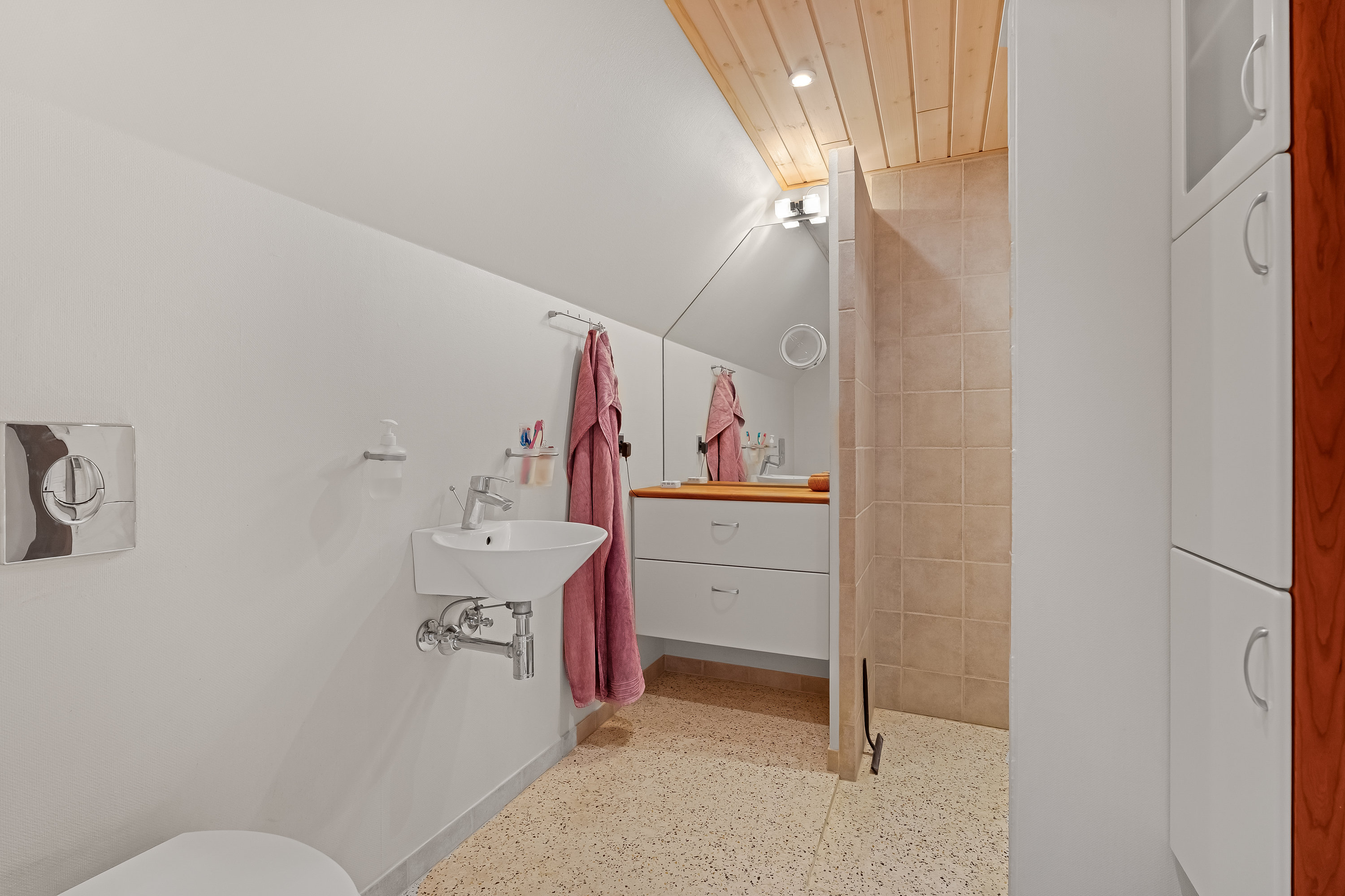 Fremhævet badeværelse billede i fuldskærmstilstand. Billede af Adelgade 4B og 4A, 4880 Nysted