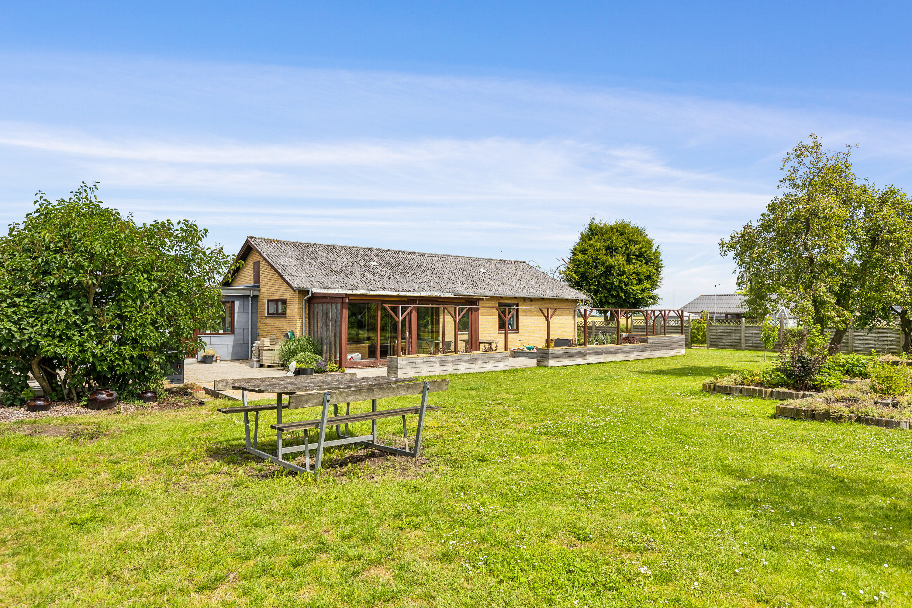 Fremhævet set fra haven billede i fuldskærmstilstand. Billede af Sejetvej 9 og 11, Skjold, 7130 Juelsminde