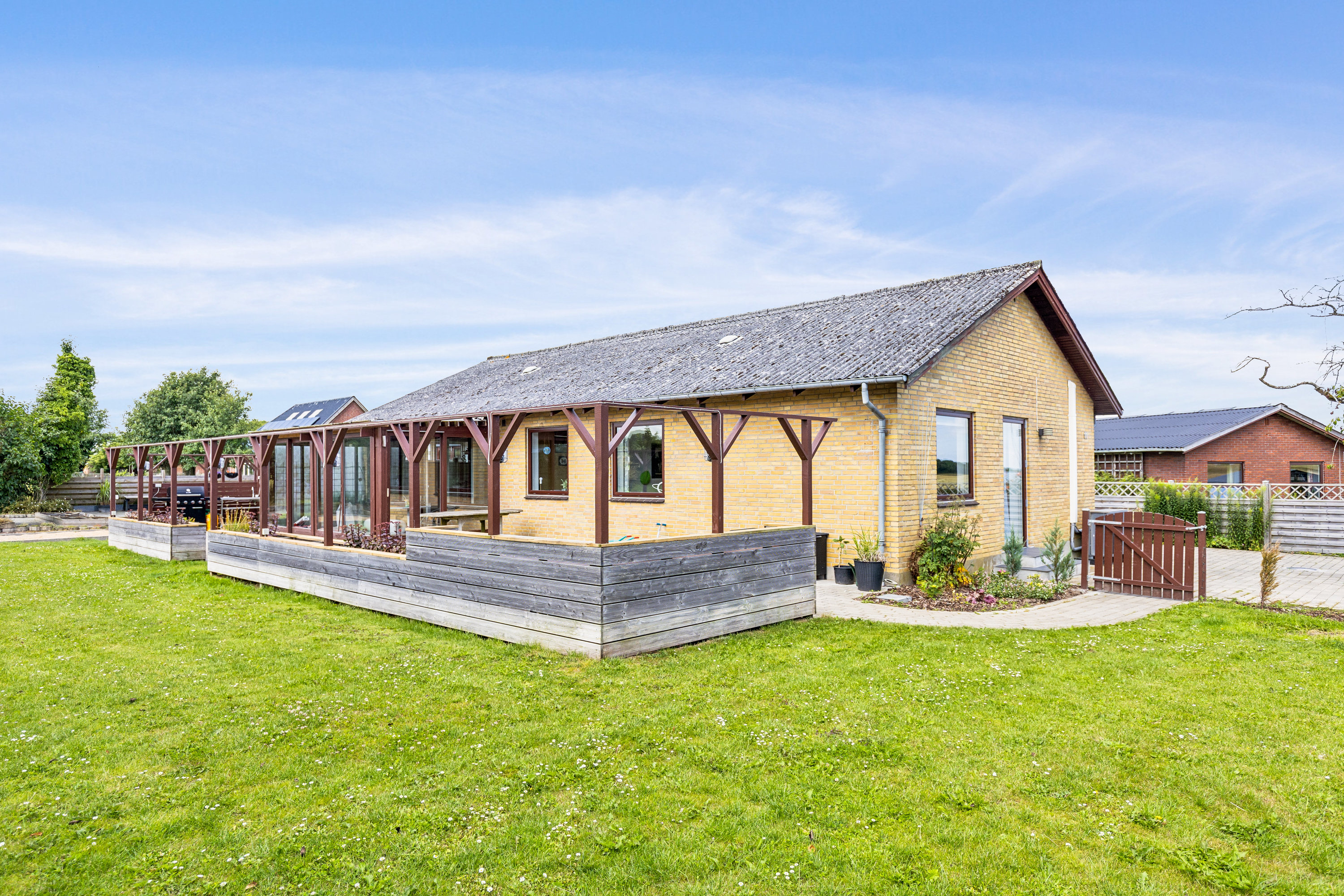 Fremhævet set fra haven  billede i fuldskærmstilstand. Billede af Sejetvej 9 og 11, Skjold, 7130 Juelsminde