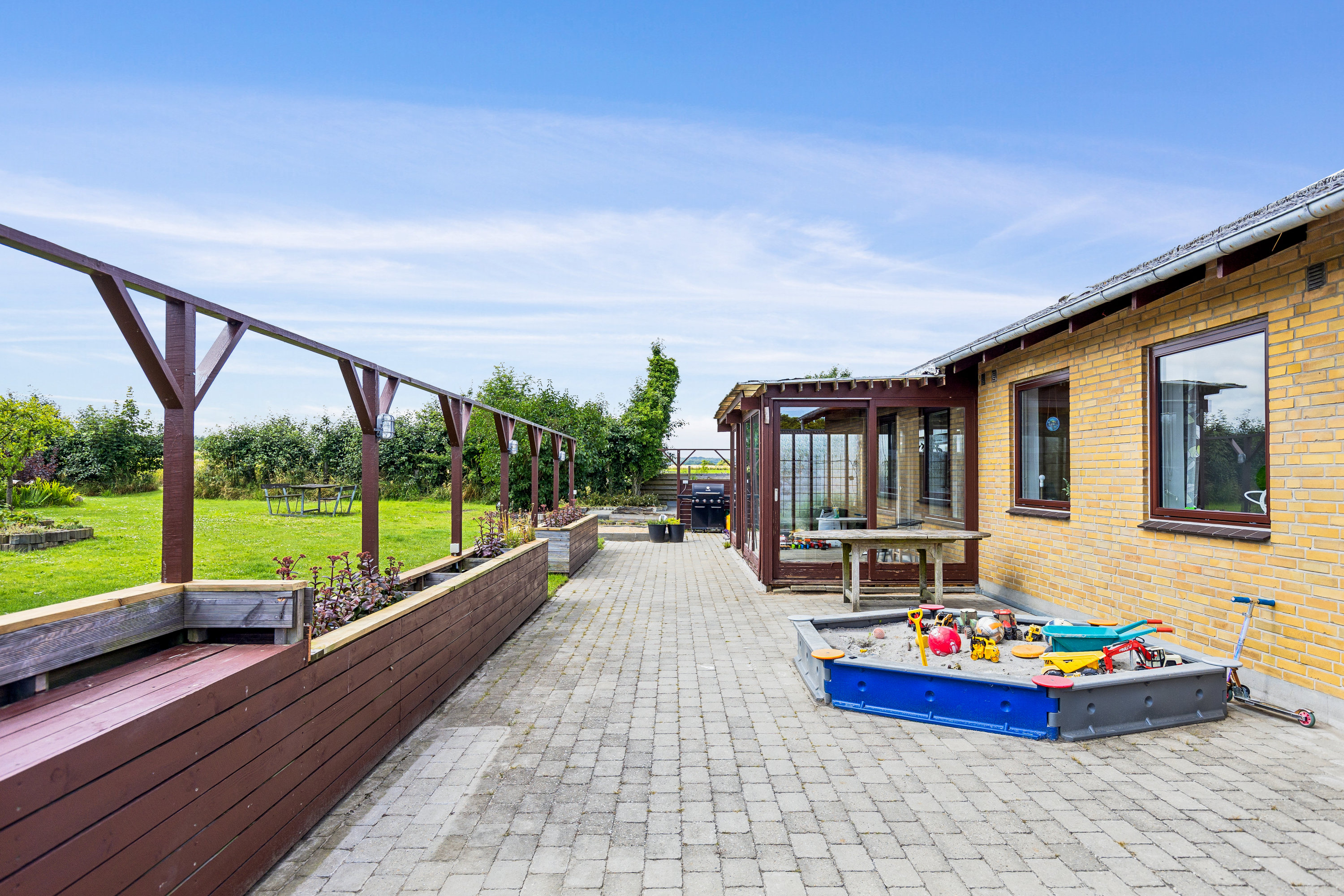 Fremhævet terrasse billede i fuldskærmstilstand. Billede af Sejetvej 9 og 11, Skjold, 7130 Juelsminde