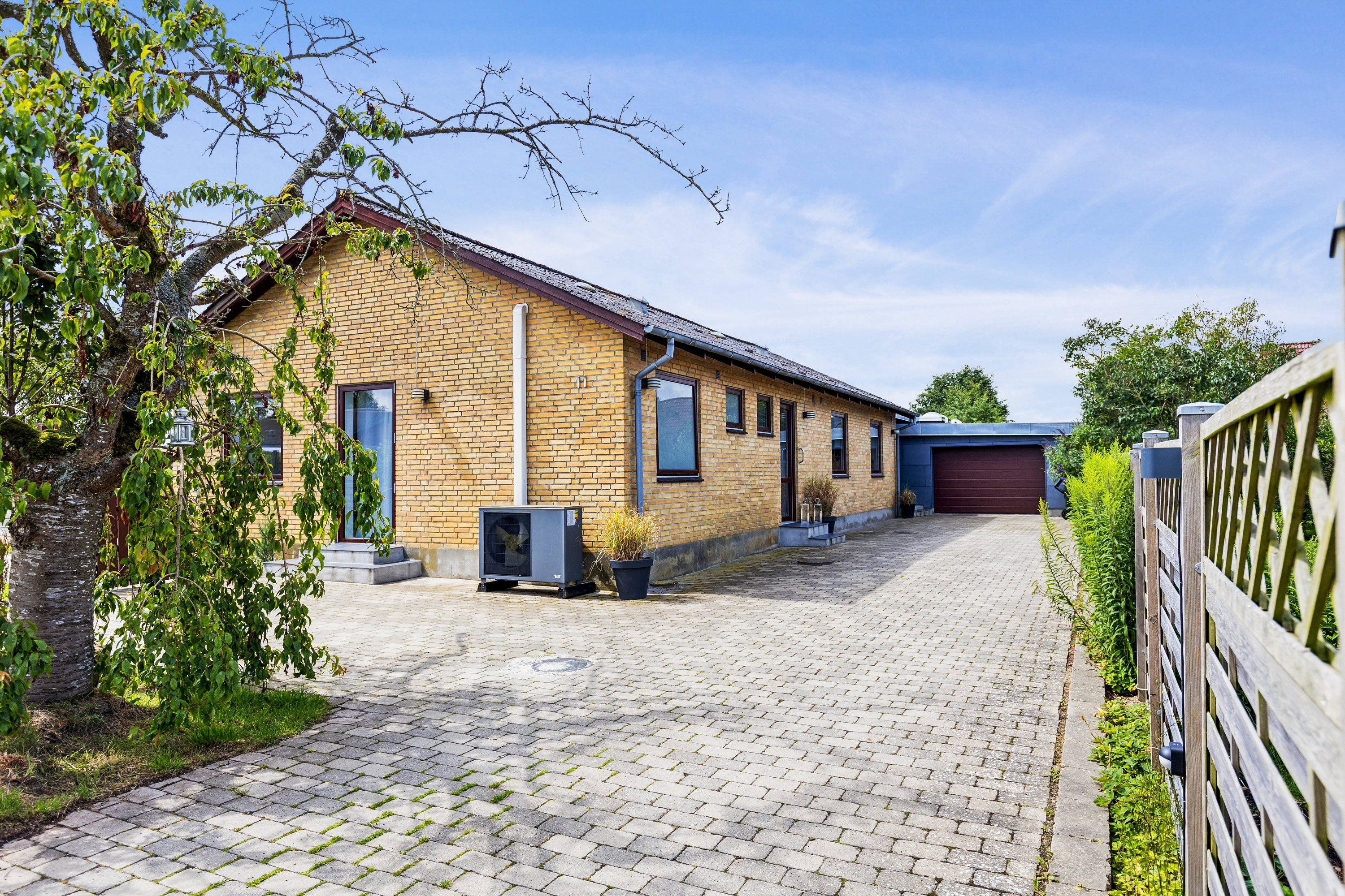 Villa: Ejendommen fra vejen på Sejetvej 9 og 11, Skjold, 7130 Juelsminde