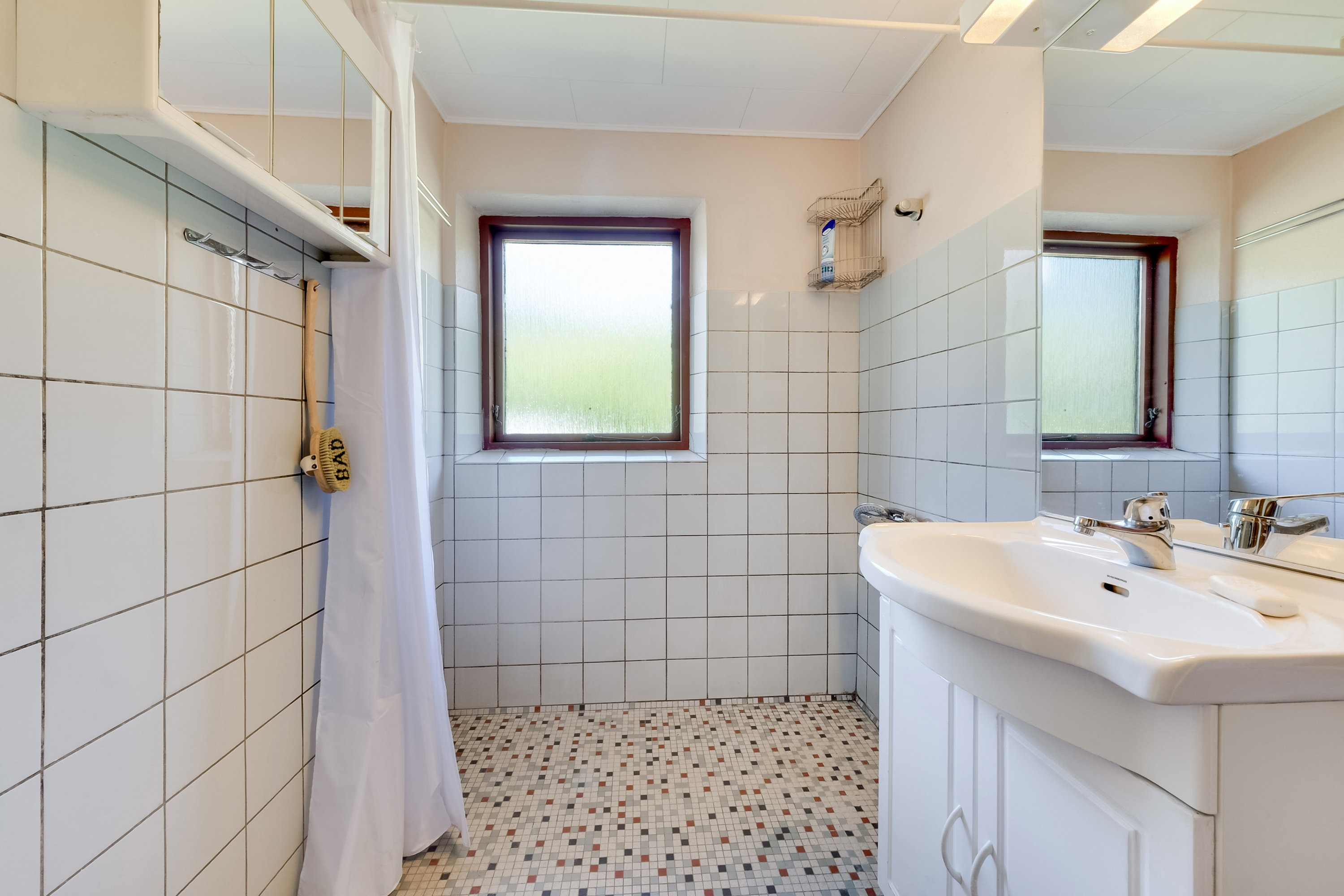 Fremhævet badeværelse billede i fuldskærmstilstand. Billede af Lundsgårdvej 5, Reveldrup, 5400 Bogense