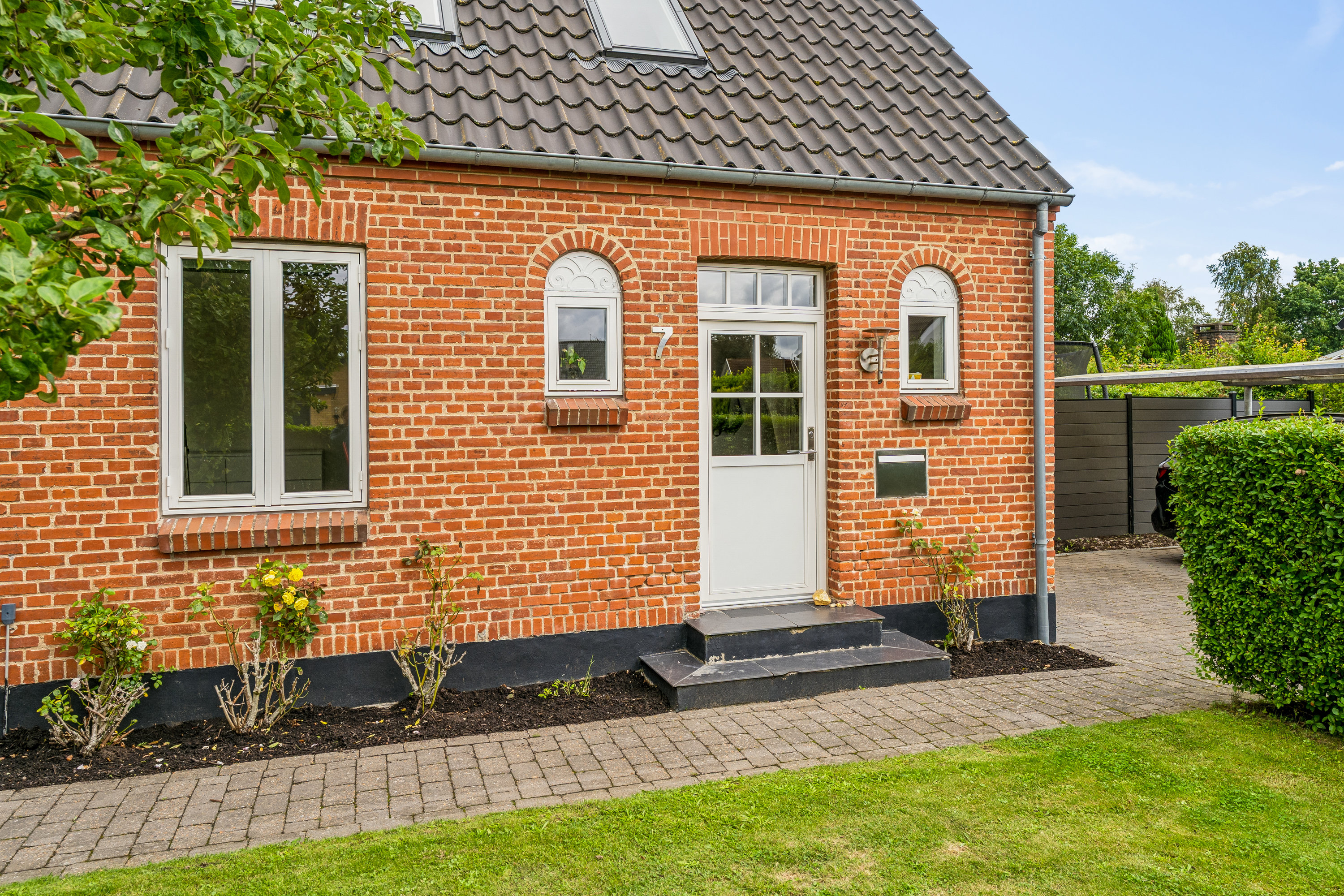Fremhævet facade billede i fuldskærmstilstand. Billede af Darlingsvej 7, Bækkelund, 8700 Horsens