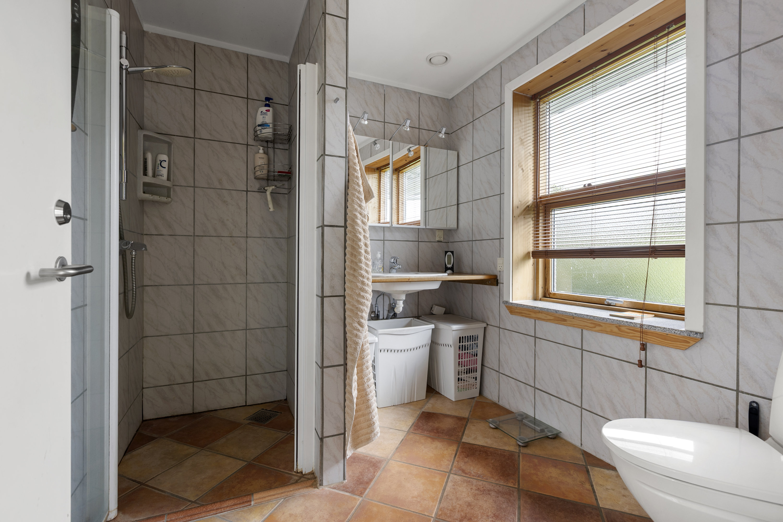 Fremhævet badeværelse billede i fuldskærmstilstand. Billede af Fyrvænget 28, Vellerup, 4050 Skibby