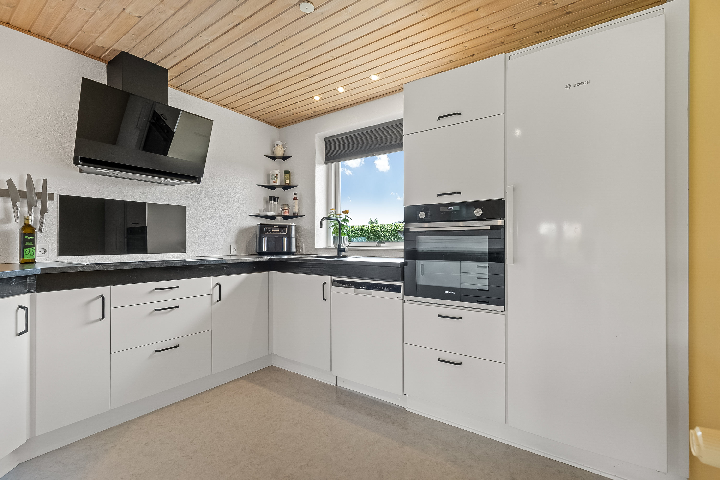 Fremhævet køkken billede i fuldskærmstilstand. Billede af Åbrinken 11, Taps, 6070 Christiansfeld