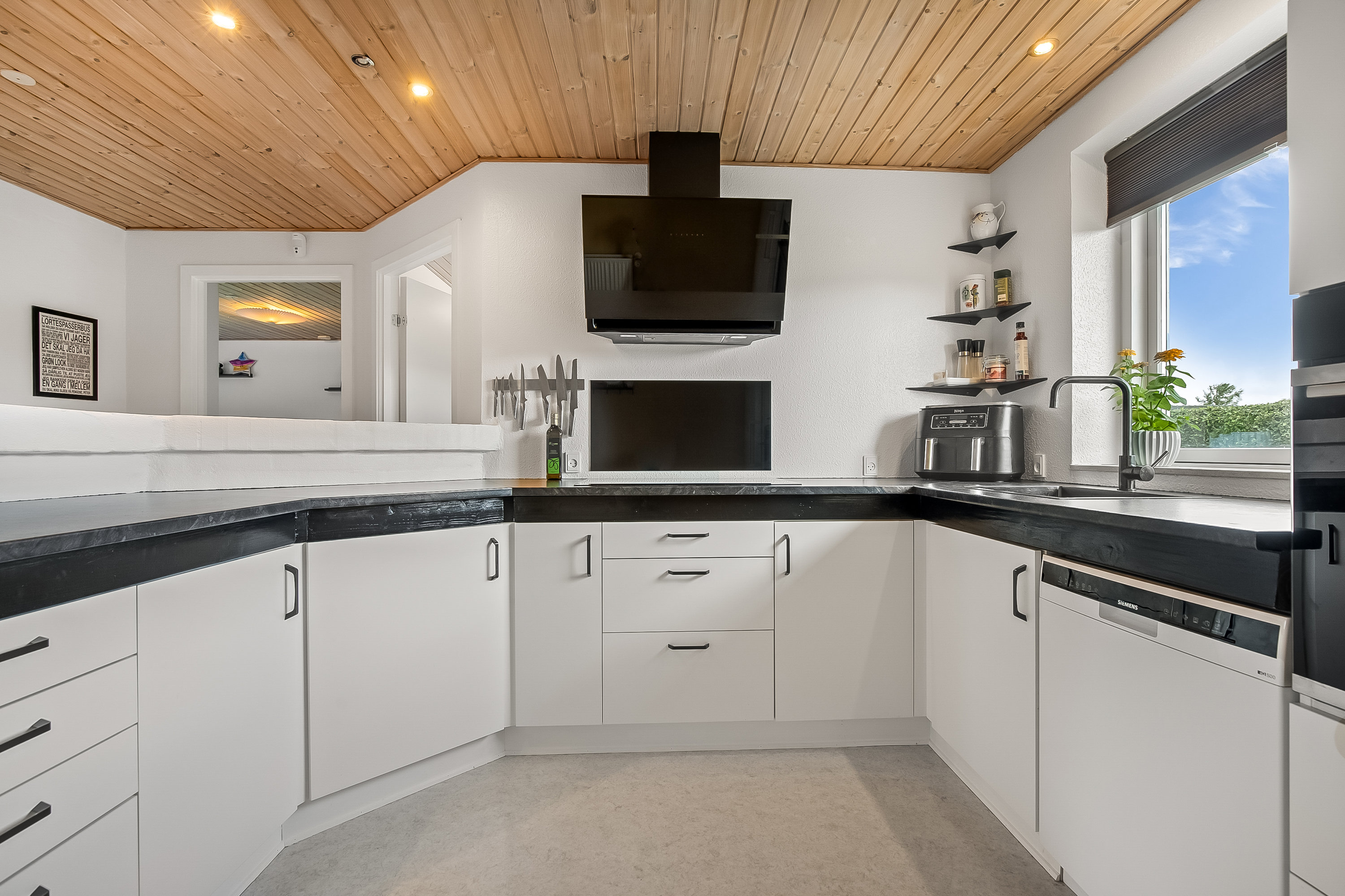 Fremhævet køkken billede i fuldskærmstilstand. Billede af Åbrinken 11, Taps, 6070 Christiansfeld