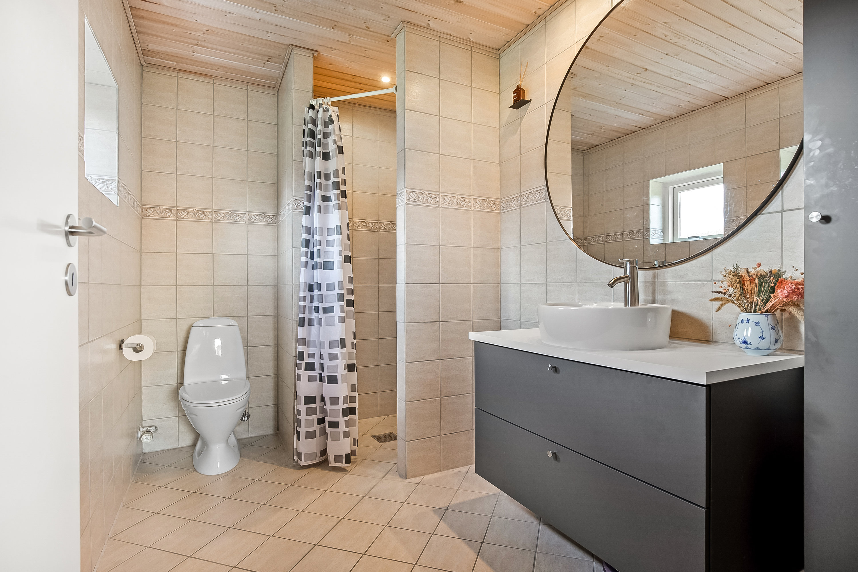 Fremhævet badeværelse billede i fuldskærmstilstand. Billede af Åbrinken 11, Taps, 6070 Christiansfeld