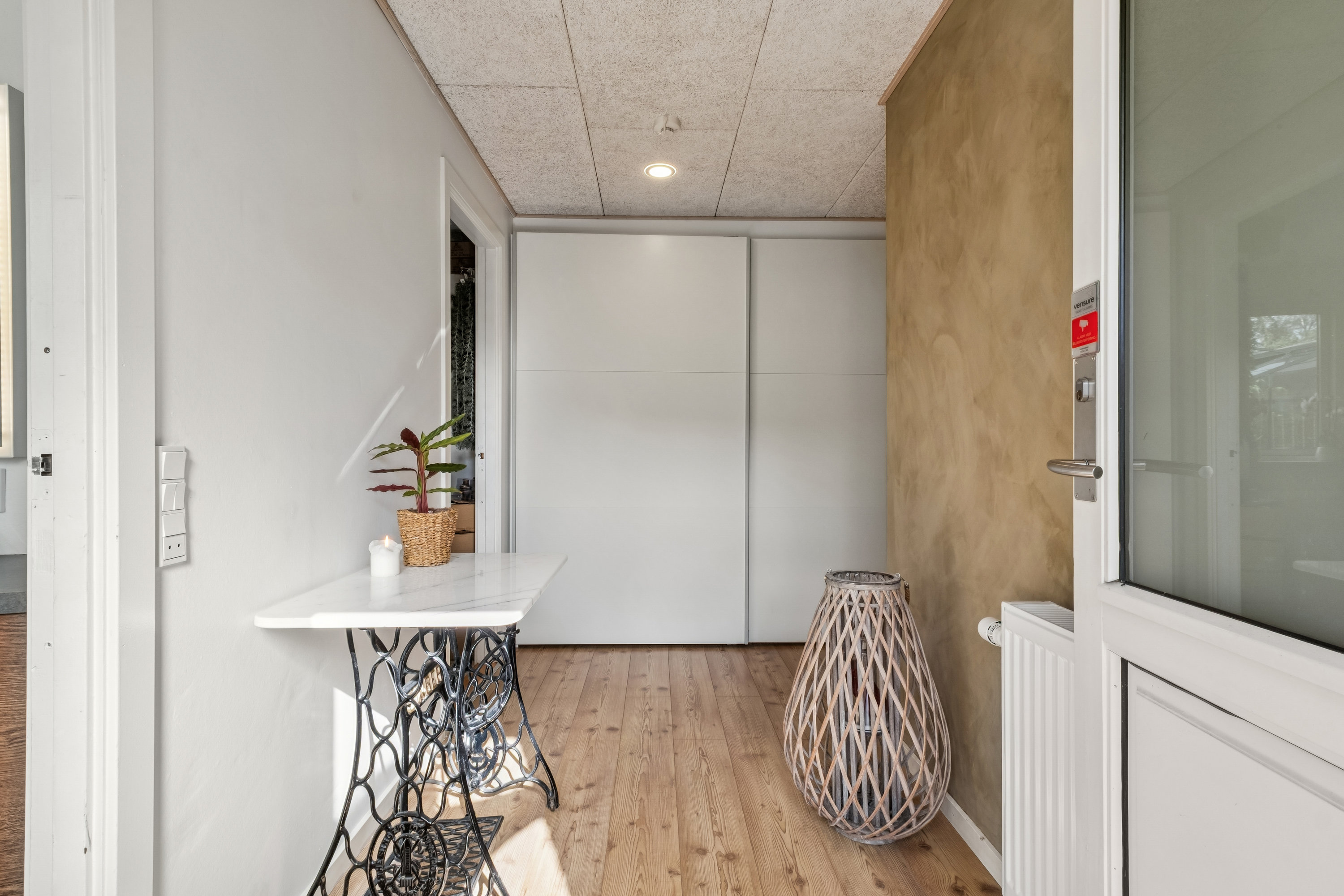 Miniaturebillede 2: entre. Billede af Tornbjerg 80, 8732 Hovedgård