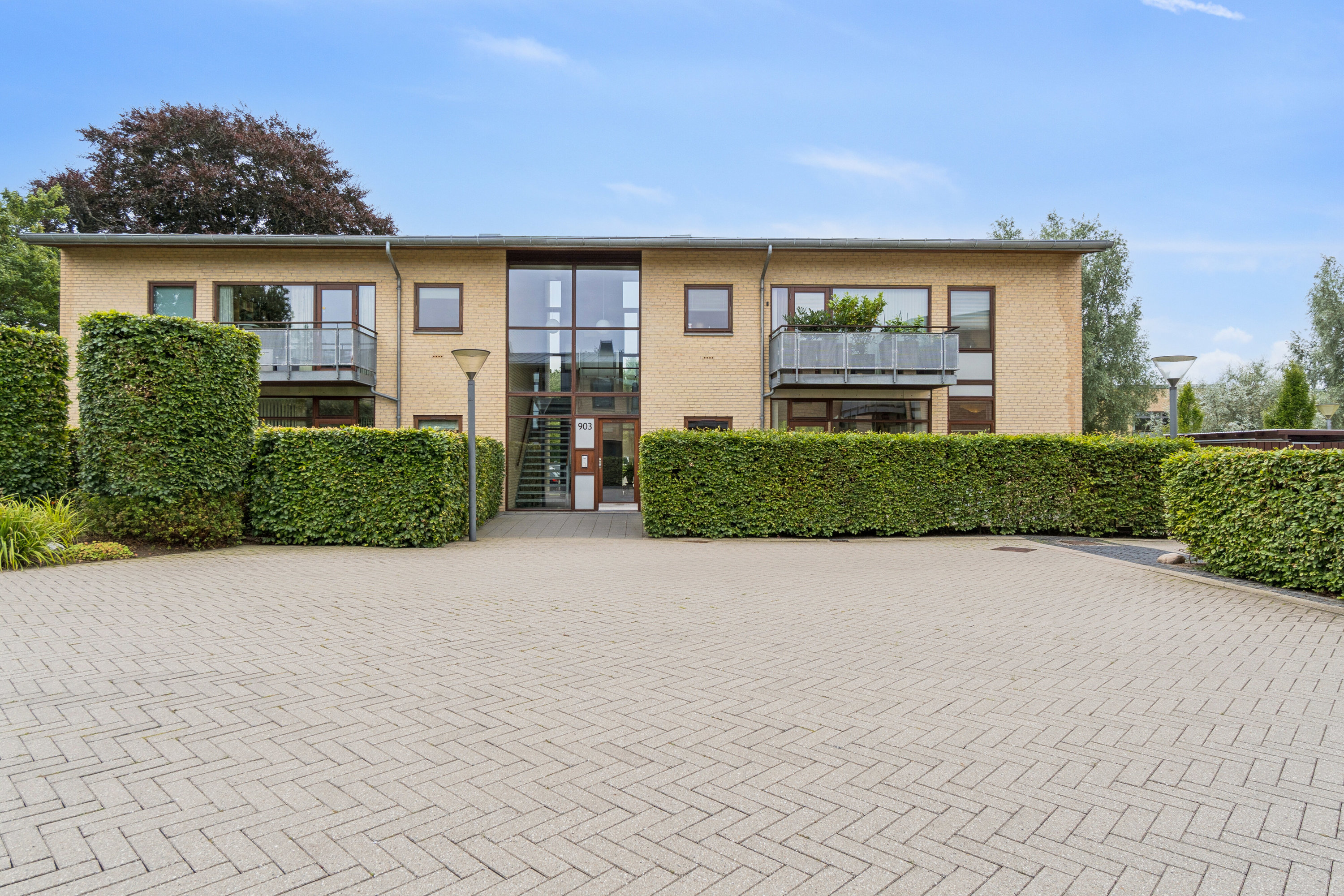 Miniaturebillede 1: set fra vejen. Billede af Ørbækgårds Alle 903, st.. th., 2970 Hørsholm