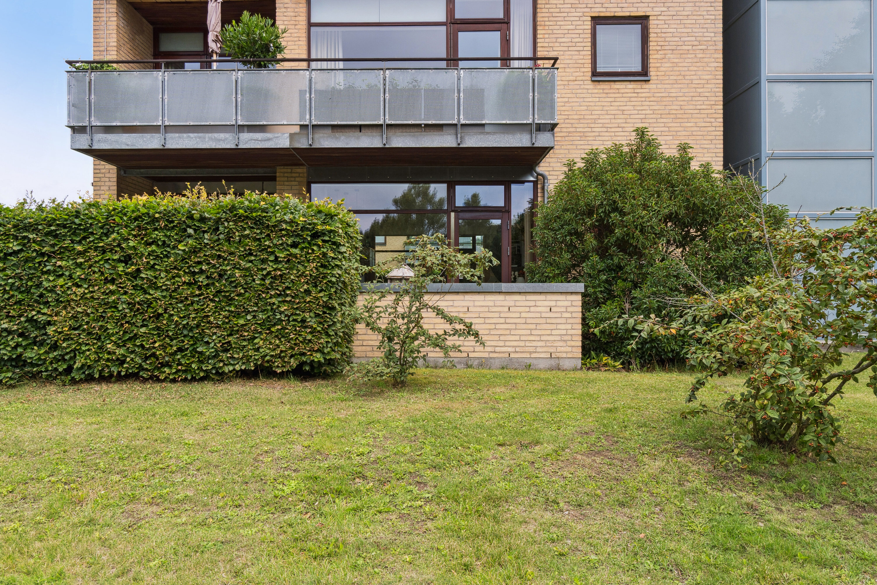 Fremhævet set fra haven billede i fuldskærmstilstand. Billede af Ørbækgårds Alle 903, st.. th., 2970 Hørsholm