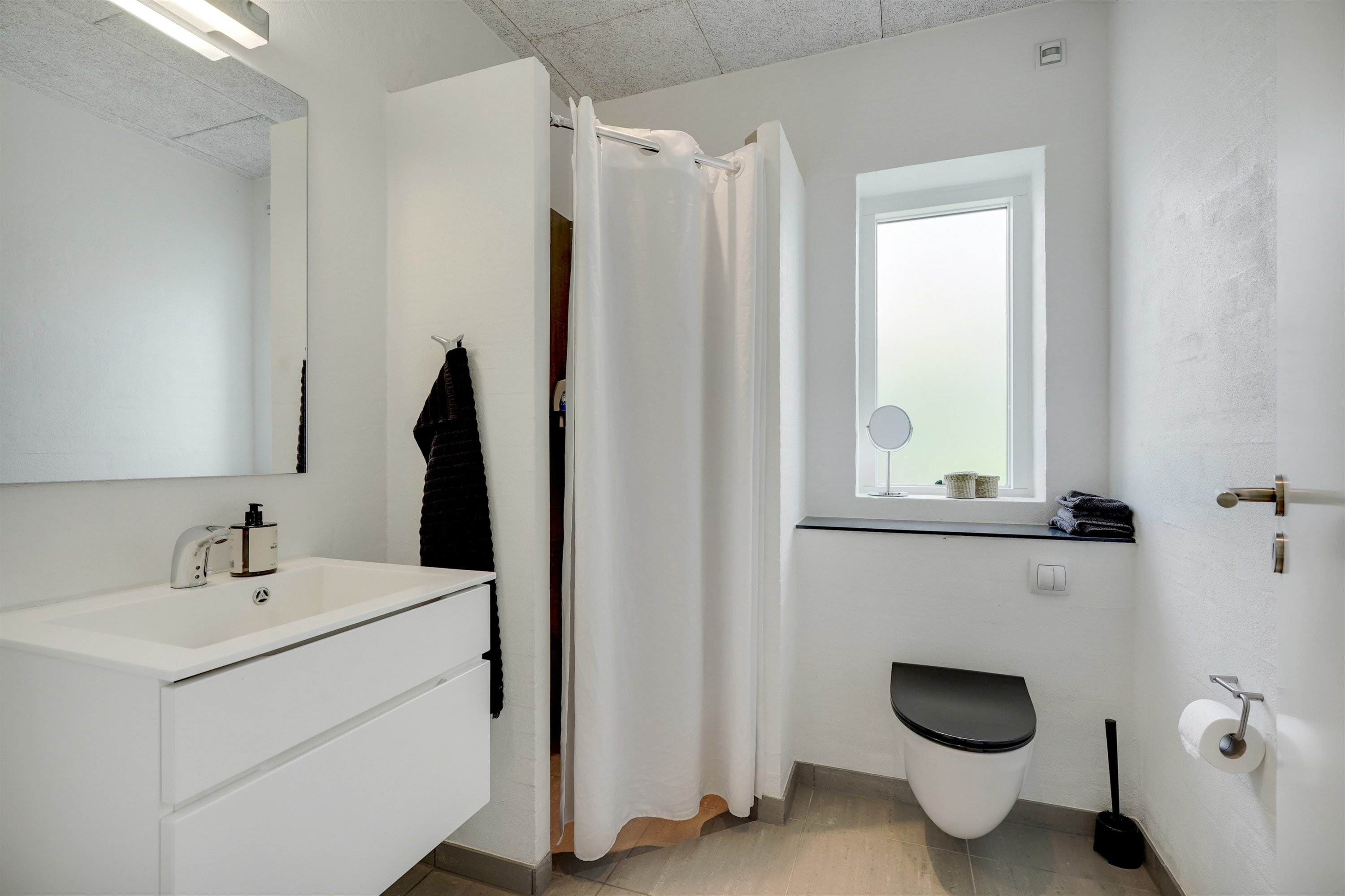 Fremhævet badeværelse billede i fuldskærmstilstand. Billede af Lillevang 95, 7190 Billund