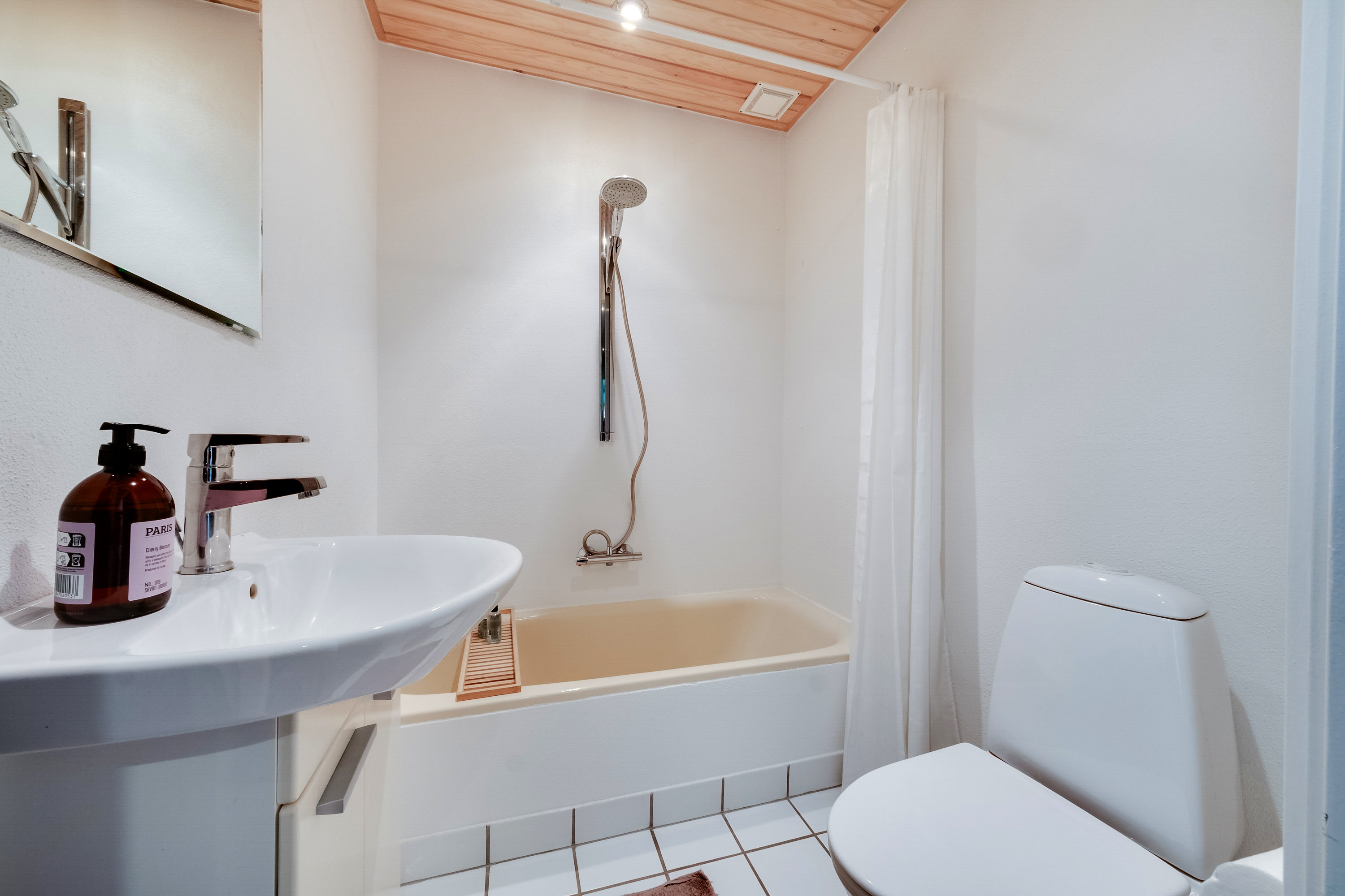 Fremhævet badeværelse billede i fuldskærmstilstand. Billede af Flintebjergvænget 7, Nr Broby, 5672 Broby