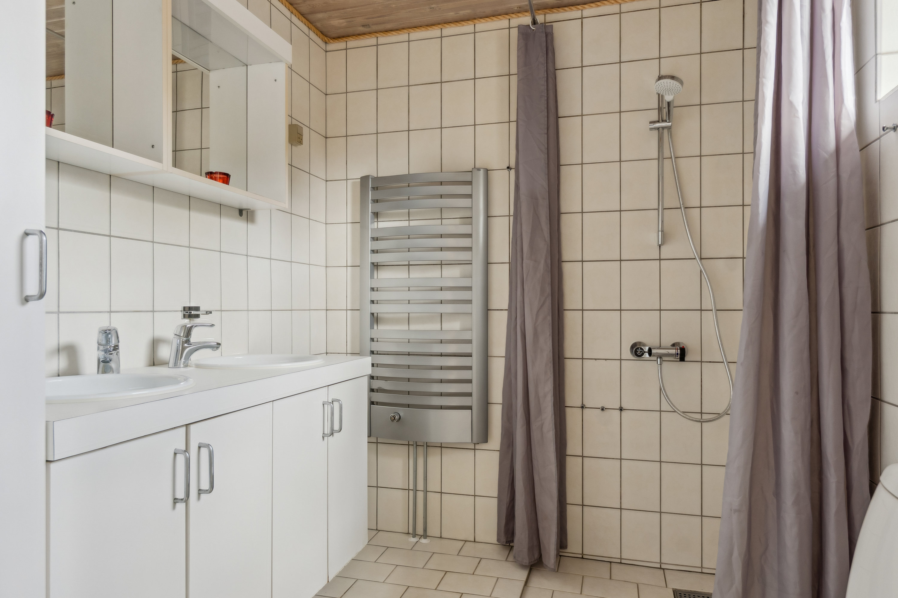 Fremhævet badeværelse billede i fuldskærmstilstand. Billede af Birkevej 5, 4270 Høng