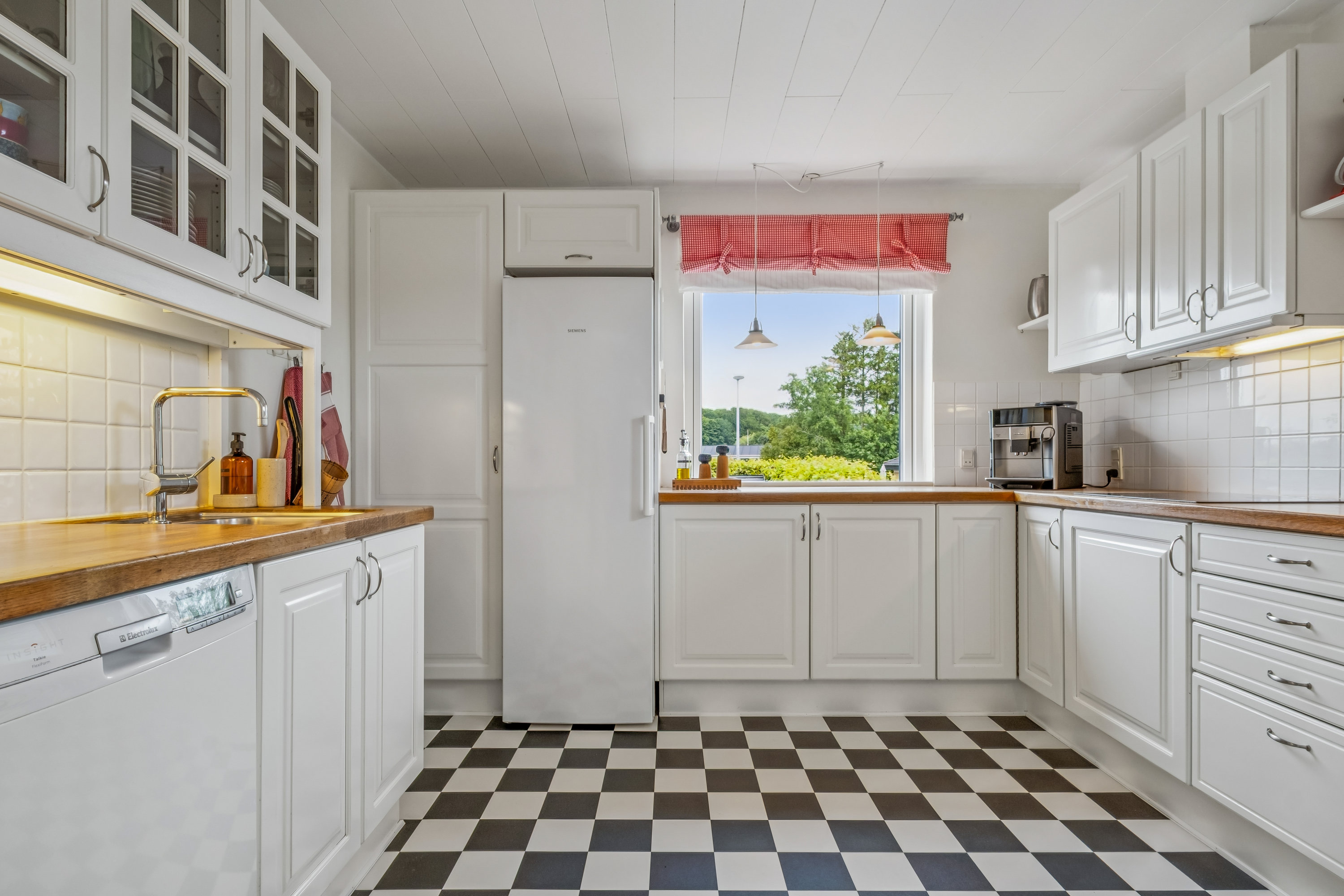 Fremhævet køkken billede i fuldskærmstilstand. Billede af Præstevænget 10, 8732 Hovedgård