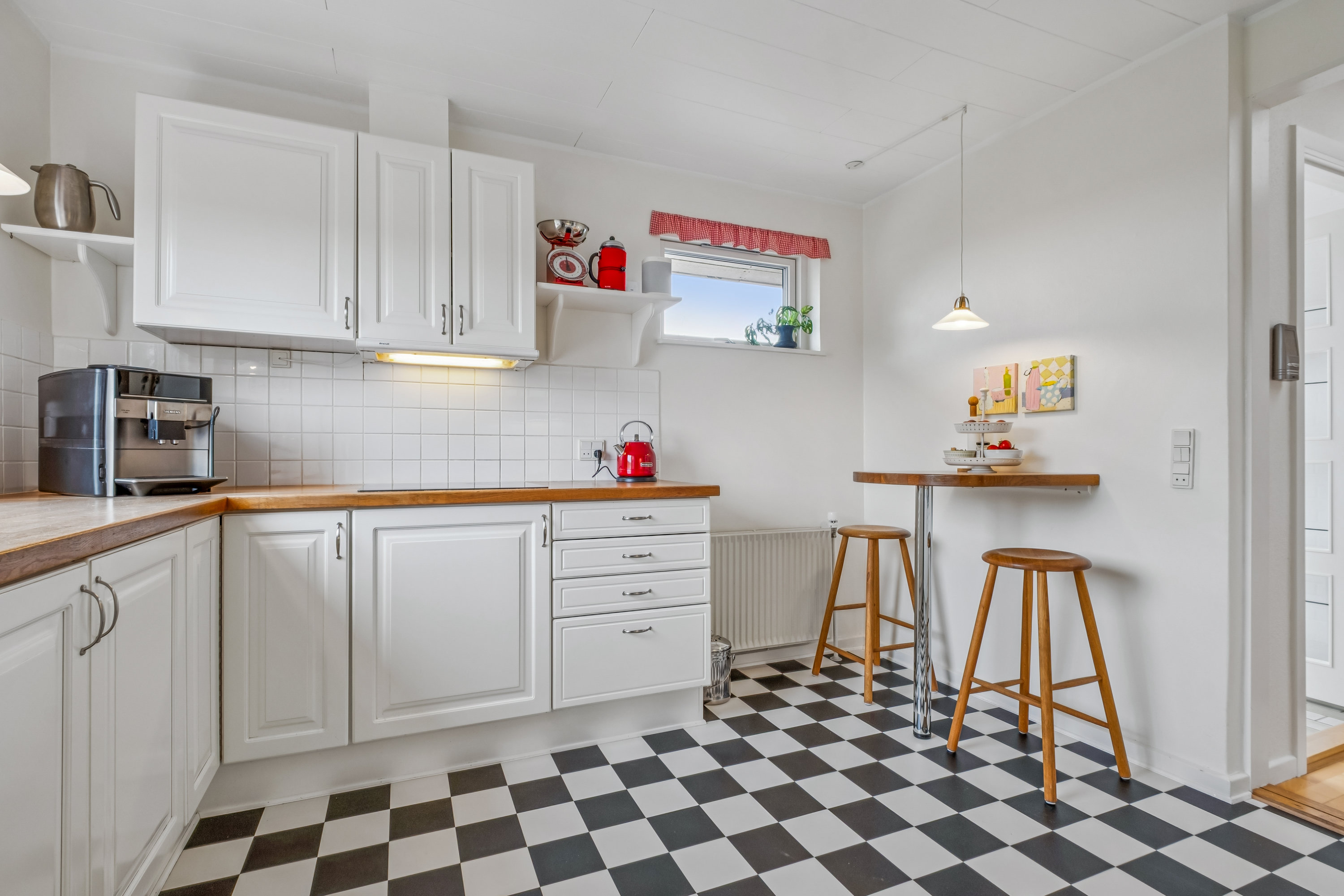 Fremhævet køkken billede i fuldskærmstilstand. Billede af Præstevænget 10, 8732 Hovedgård