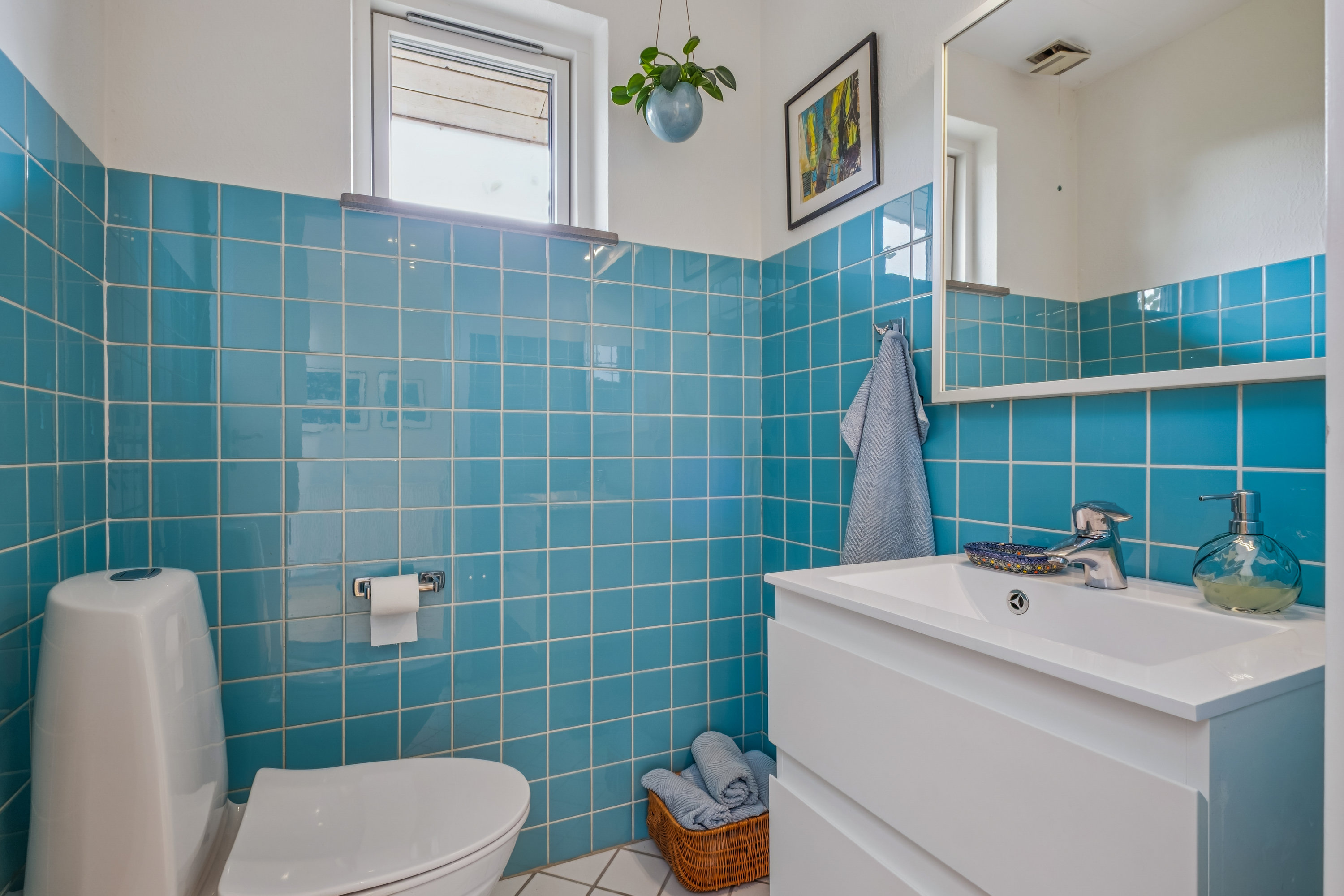 Fremhævet toilet billede i fuldskærmstilstand. Billede af Præstevænget 10, 8732 Hovedgård