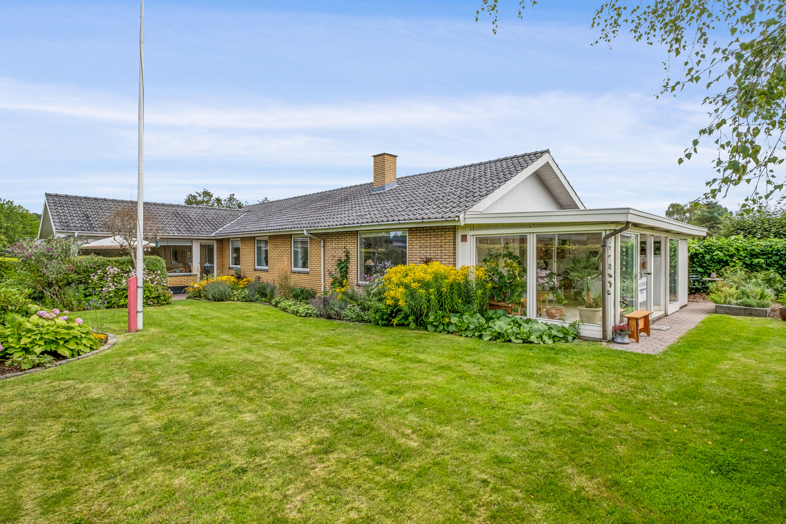 Fremhævet ejendommen set fra haven billede i fuldskærmstilstand. Billede af Præstevænget 10, 8732 Hovedgård