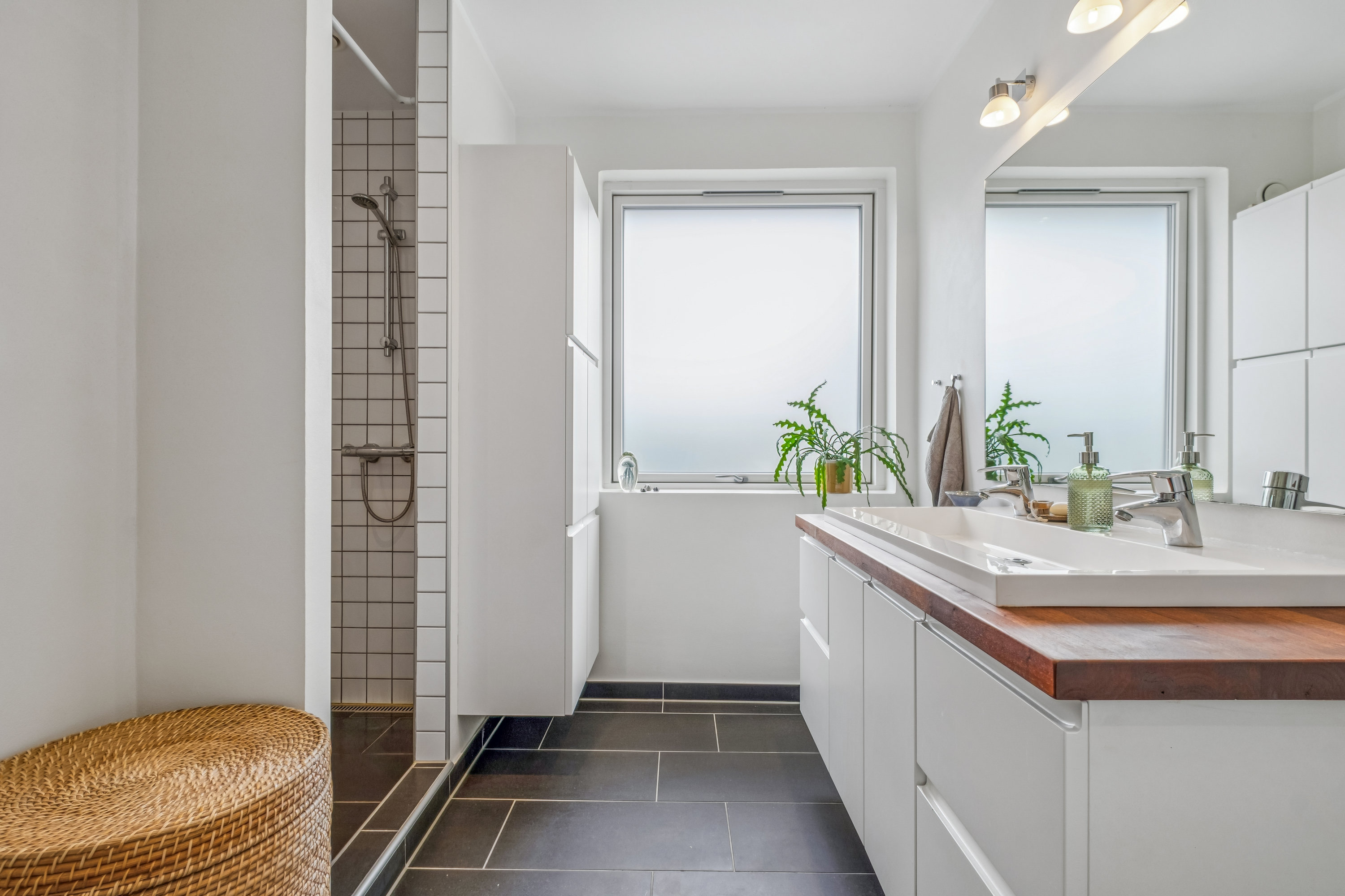 Fremhævet badeværelse billede i fuldskærmstilstand. Billede af Præstevænget 10, 8732 Hovedgård