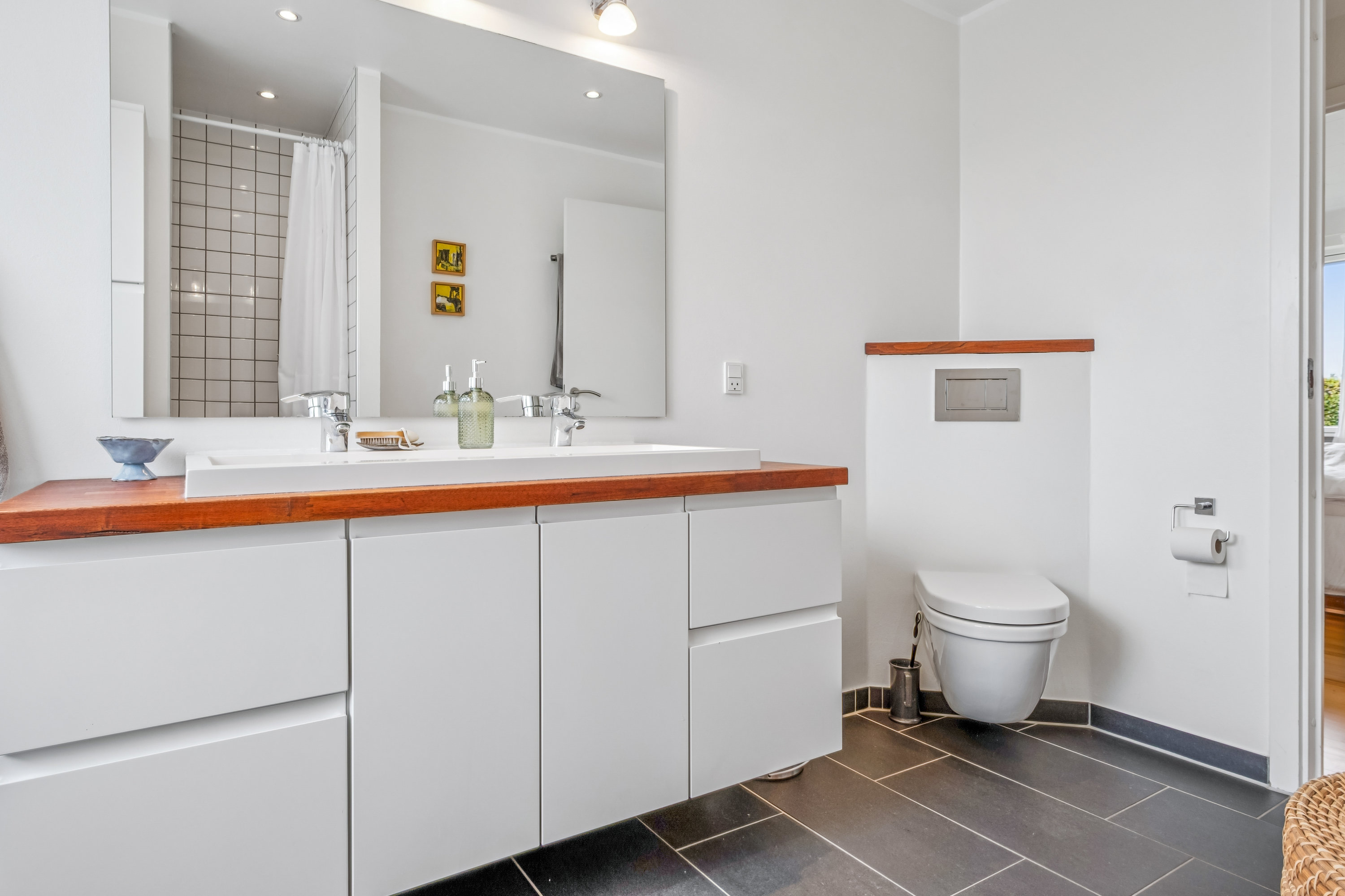 Fremhævet badeværelse billede i fuldskærmstilstand. Billede af Præstevænget 10, 8732 Hovedgård