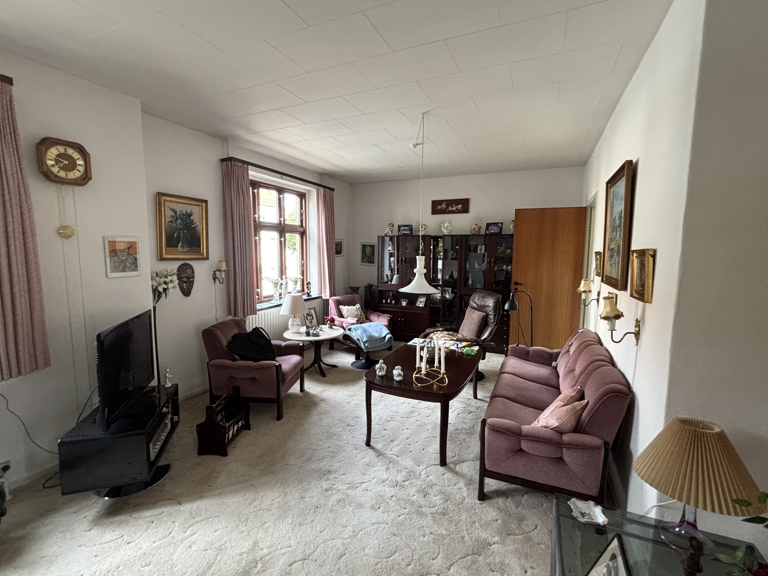 Fremhævet stue billede i fuldskærmstilstand. Billede af Skovsgårdsvej 1, 4900 Nakskov