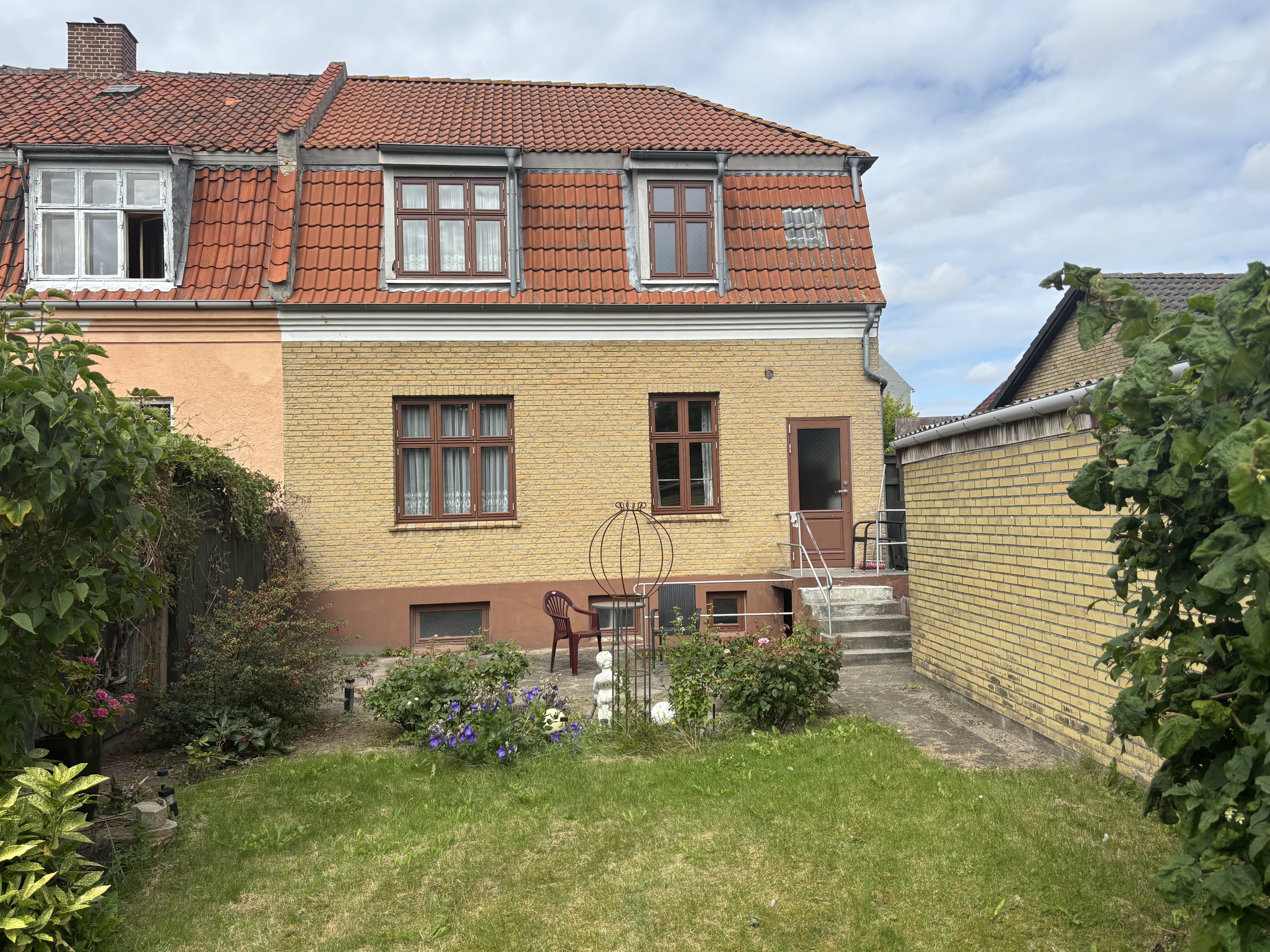 Fremhævet ejendommen fra bagsiden billede i fuldskærmstilstand. Billede af Skovsgårdsvej 1, 4900 Nakskov