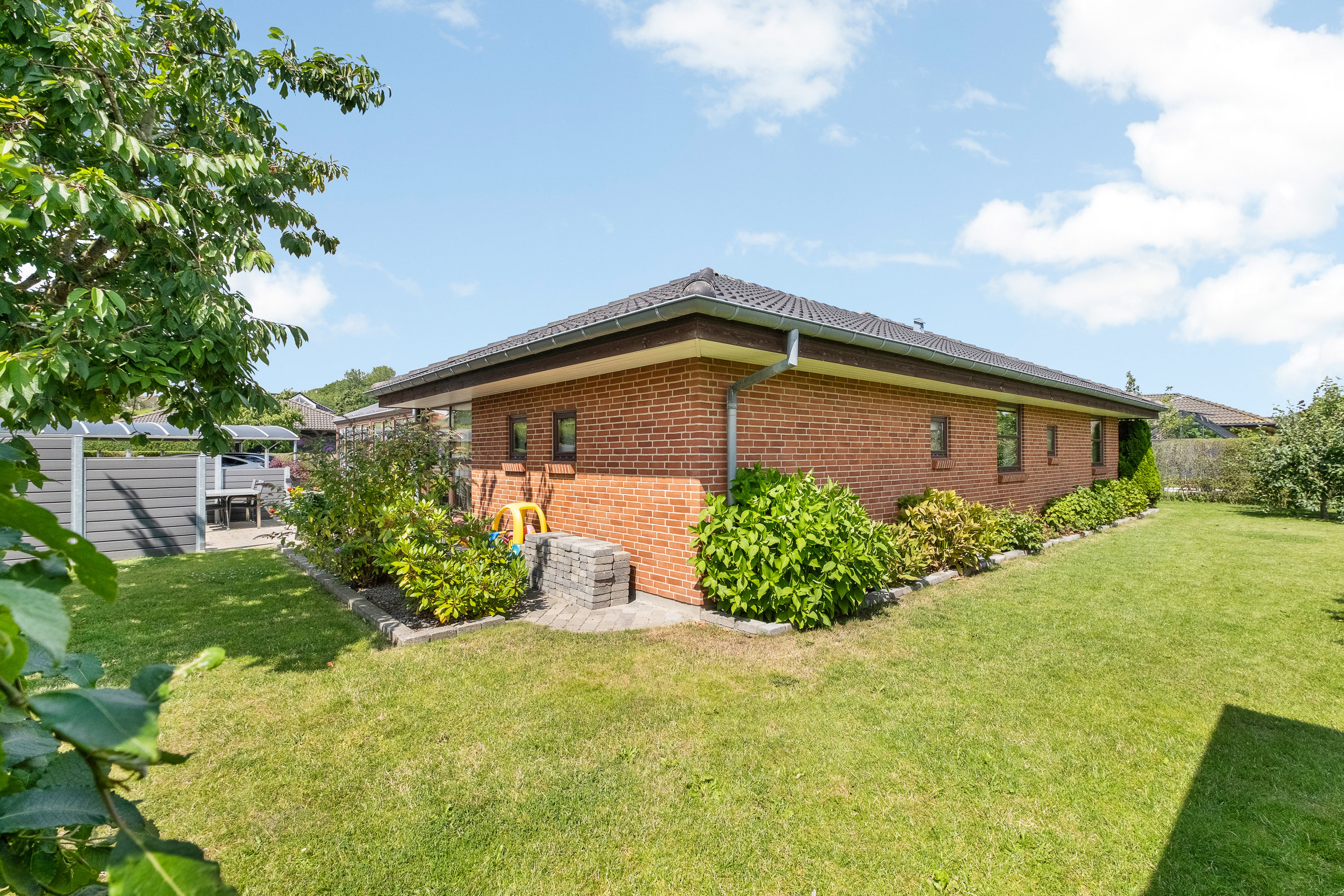 Fremhævet facade billede i fuldskærmstilstand. Billede af Blåbærhaven 47, 8520 Lystrup