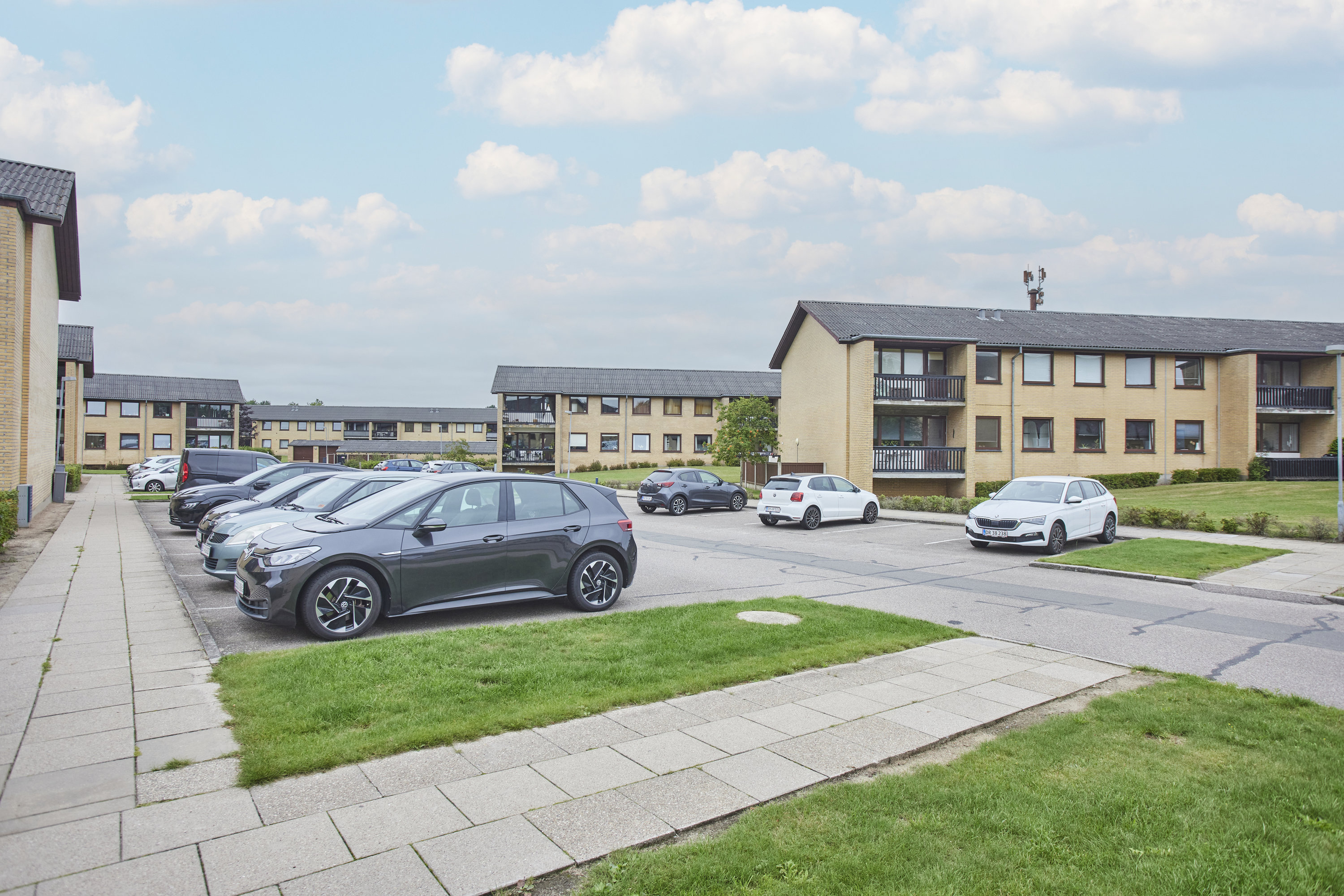 Fremhævet parkeringsplads billede i fuldskærmstilstand. Billede af Eskebækparken 14, 1. th., 8660 Skanderborg