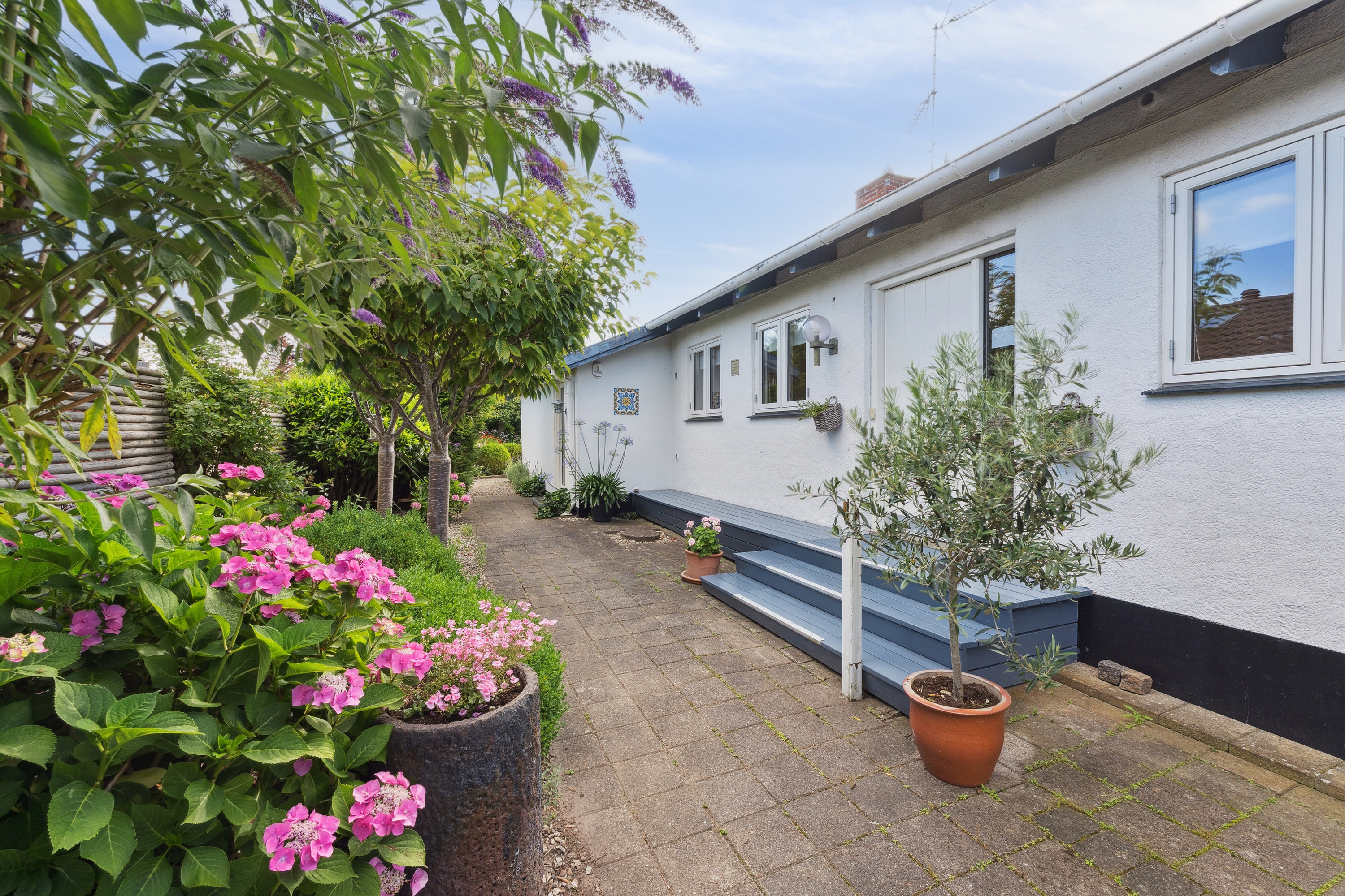 Fremhævet udendørs billede i fuldskærmstilstand. Billede af Sophienberg Vænge 23, 2960 Rungsted Kyst