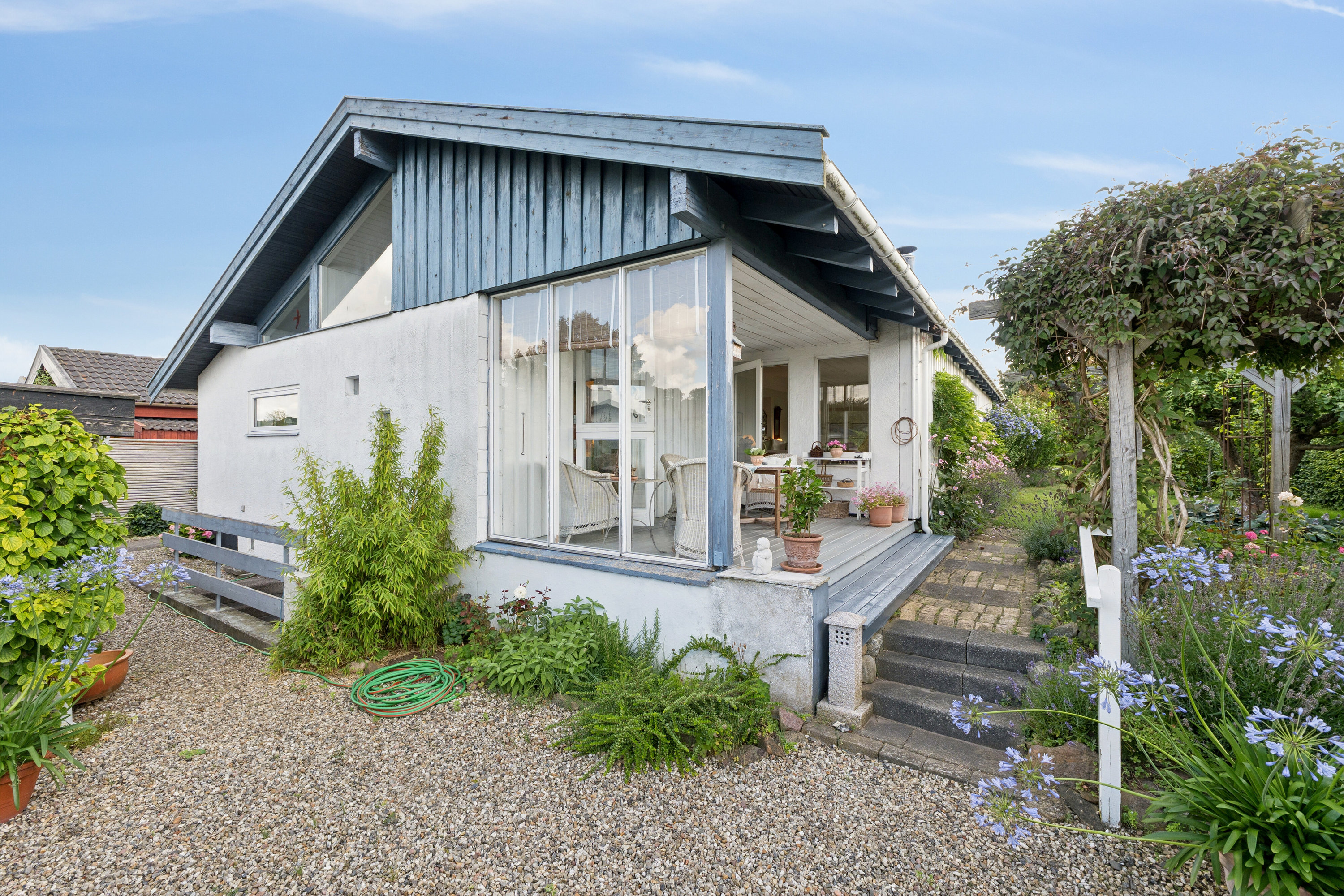 Fremhævet udendørs billede i fuldskærmstilstand. Billede af Sophienberg Vænge 23, 2960 Rungsted Kyst