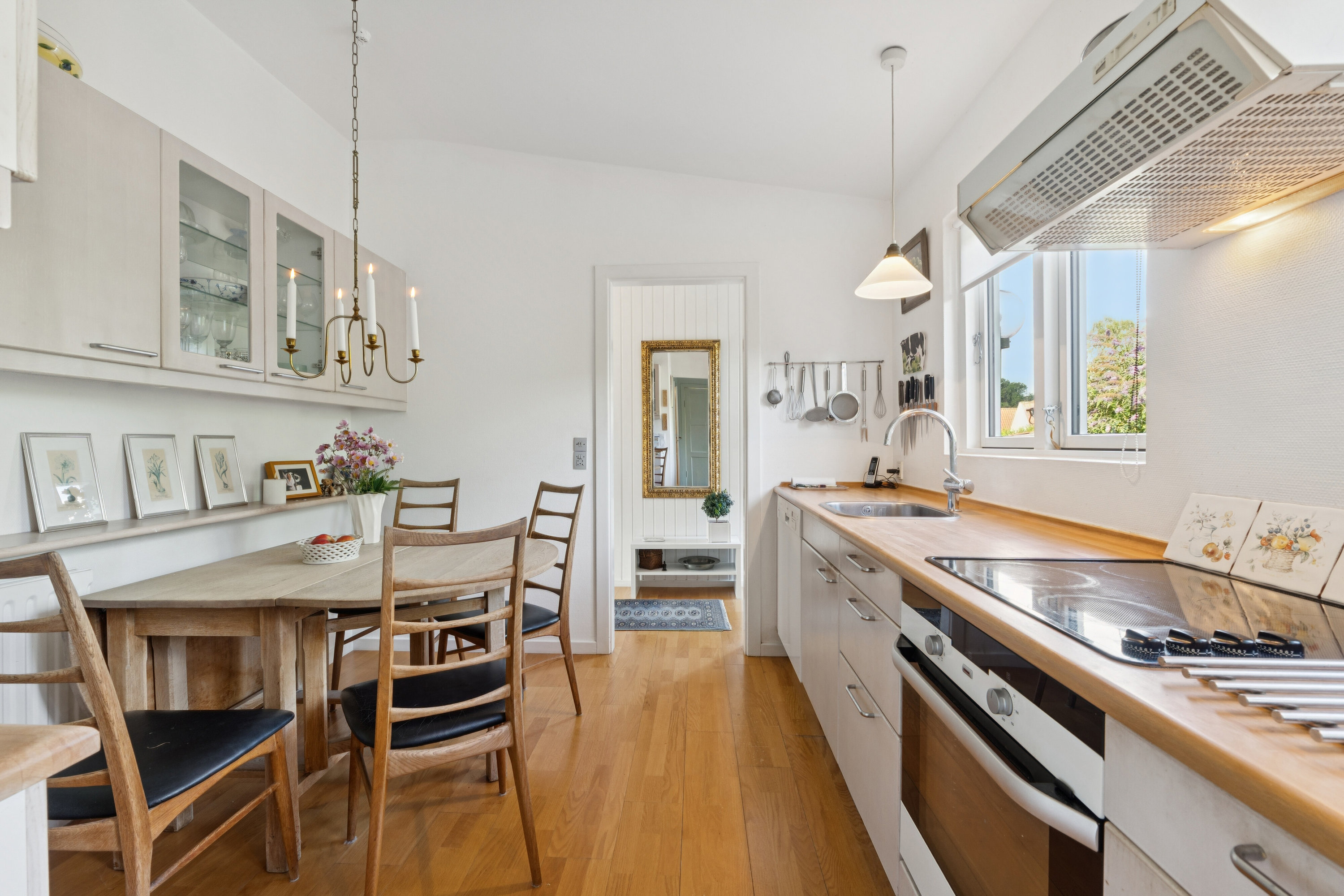 Fremhævet køkken billede i fuldskærmstilstand. Billede af Sophienberg Vænge 23, 2960 Rungsted Kyst