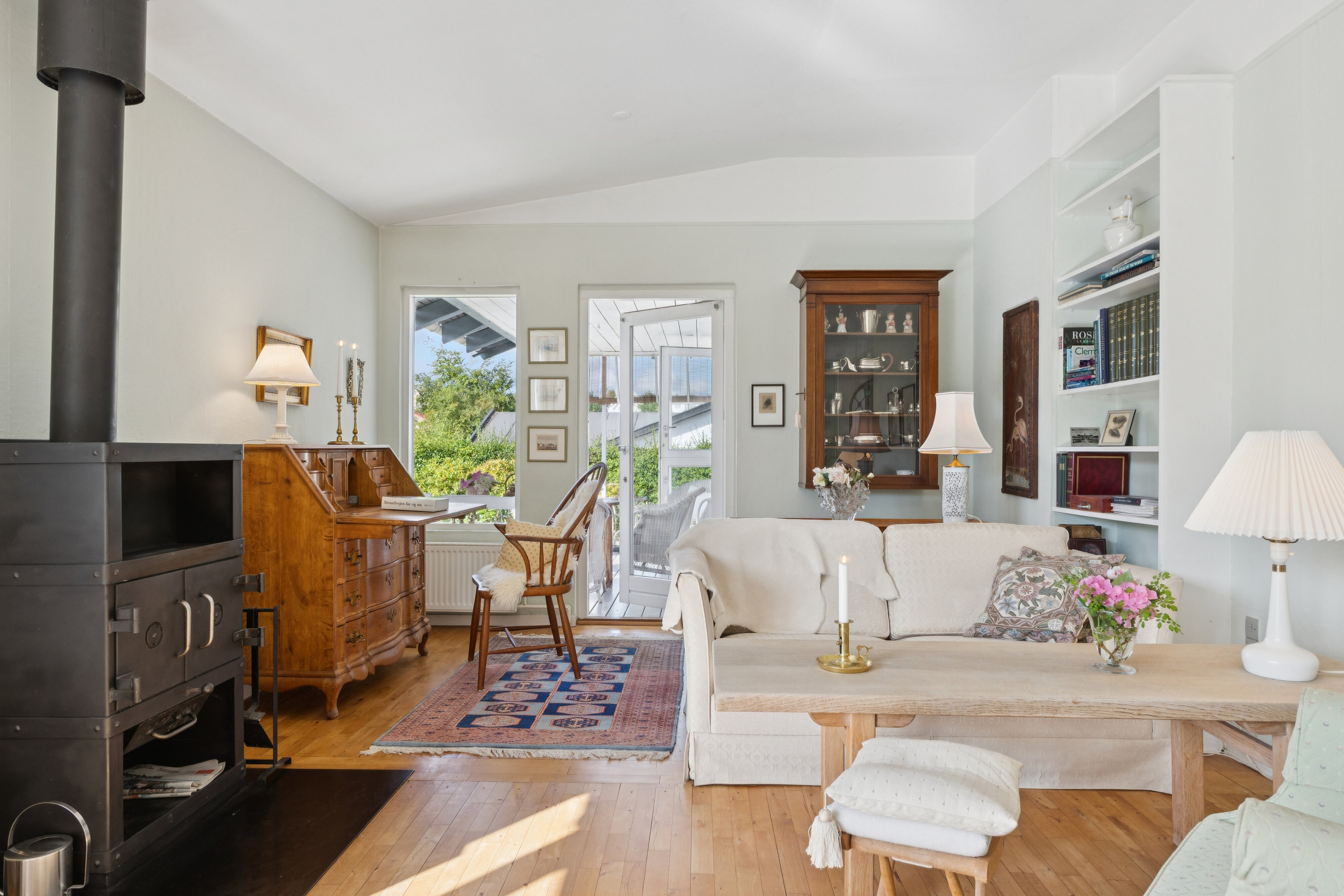 Fremhævet stue billede i fuldskærmstilstand. Billede af Sophienberg Vænge 23, 2960 Rungsted Kyst