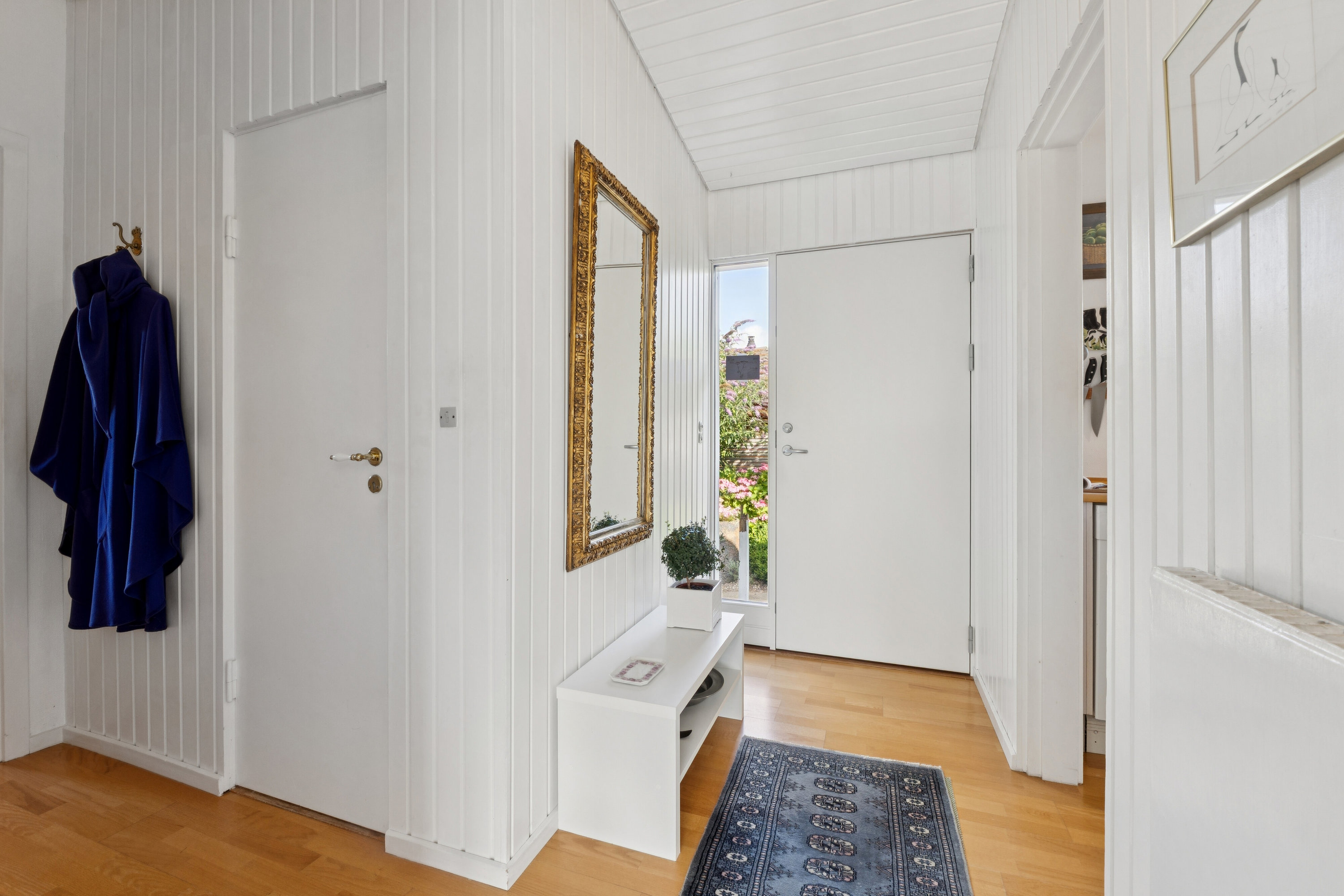 Fremhævet gang billede i fuldskærmstilstand. Billede af Sophienberg Vænge 23, 2960 Rungsted Kyst