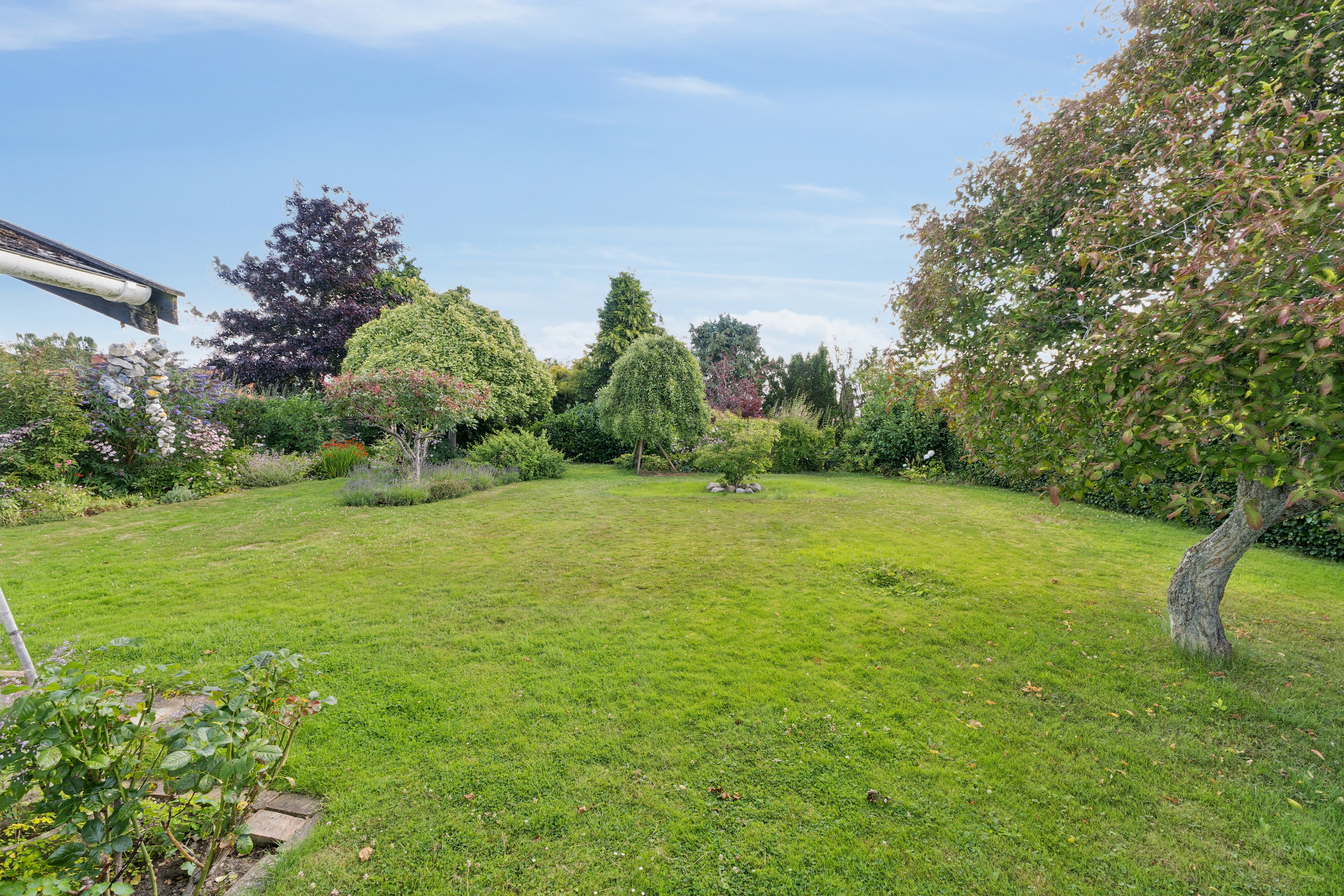 Fremhævet have billede i fuldskærmstilstand. Billede af Sophienberg Vænge 23, 2960 Rungsted Kyst