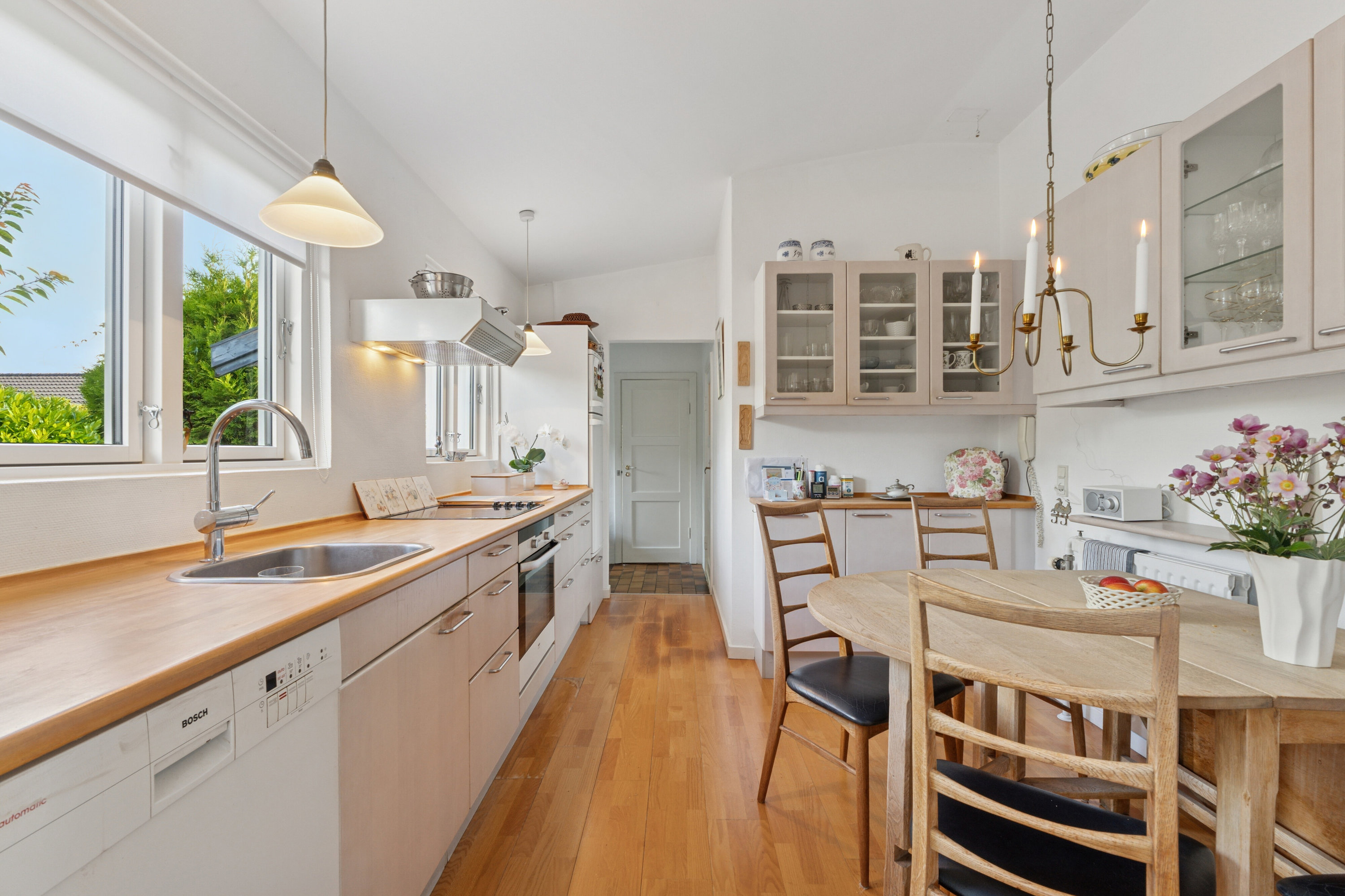 Fremhævet køkken billede i fuldskærmstilstand. Billede af Sophienberg Vænge 23, 2960 Rungsted Kyst