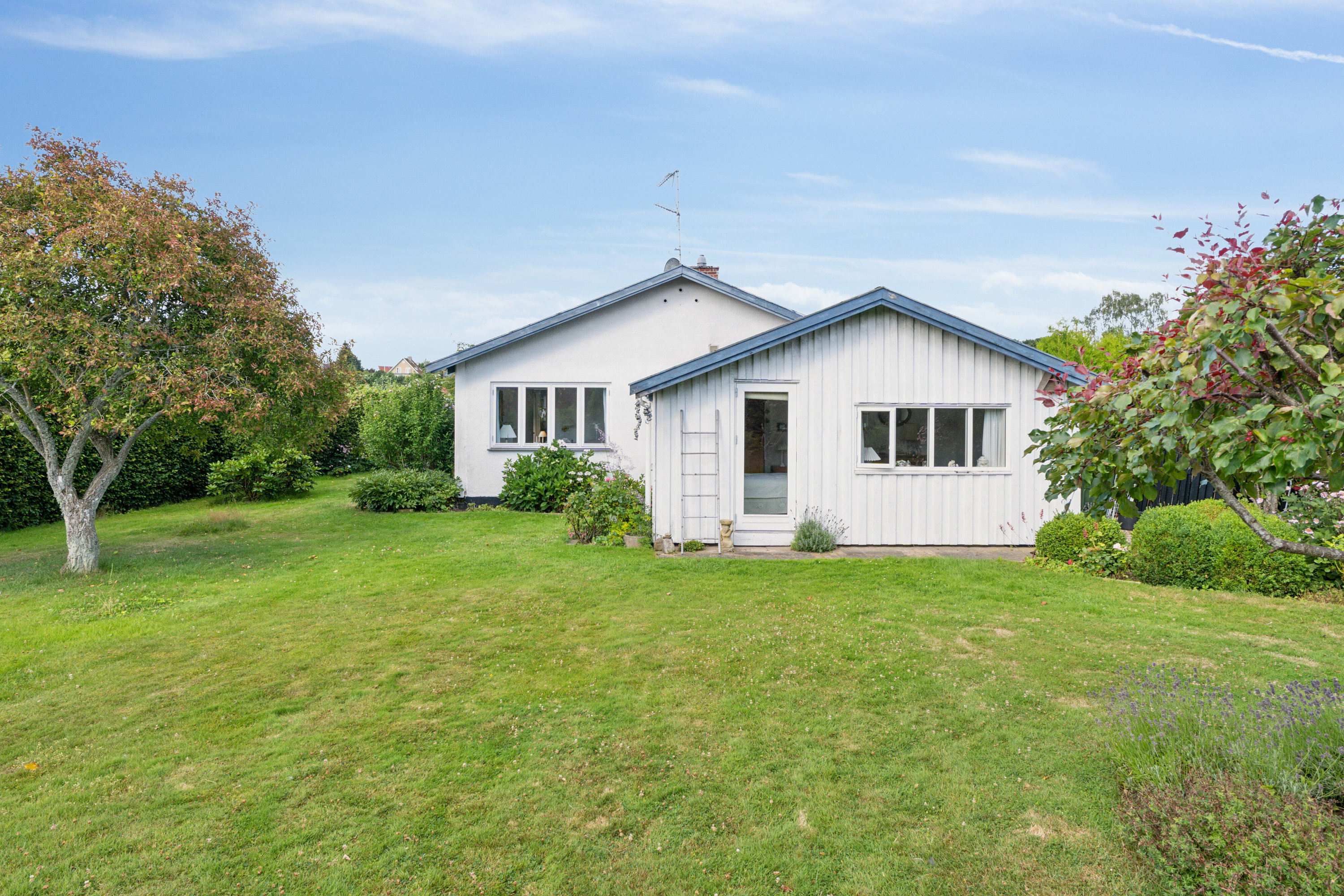 Fremhævet set fra haven billede i fuldskærmstilstand. Billede af Sophienberg Vænge 23, 2960 Rungsted Kyst