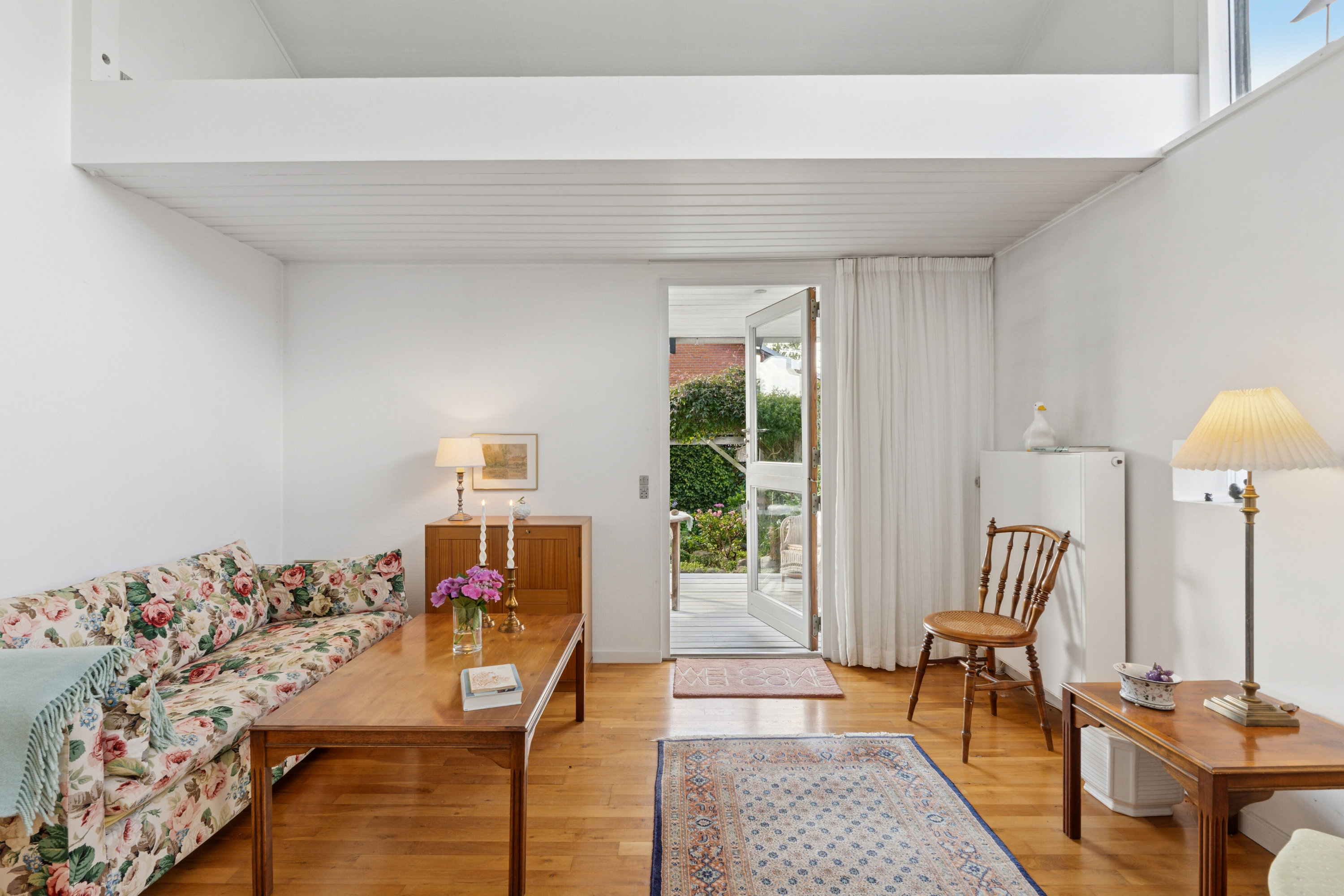 Fremhævet stue billede i fuldskærmstilstand. Billede af Sophienberg Vænge 23, 2960 Rungsted Kyst