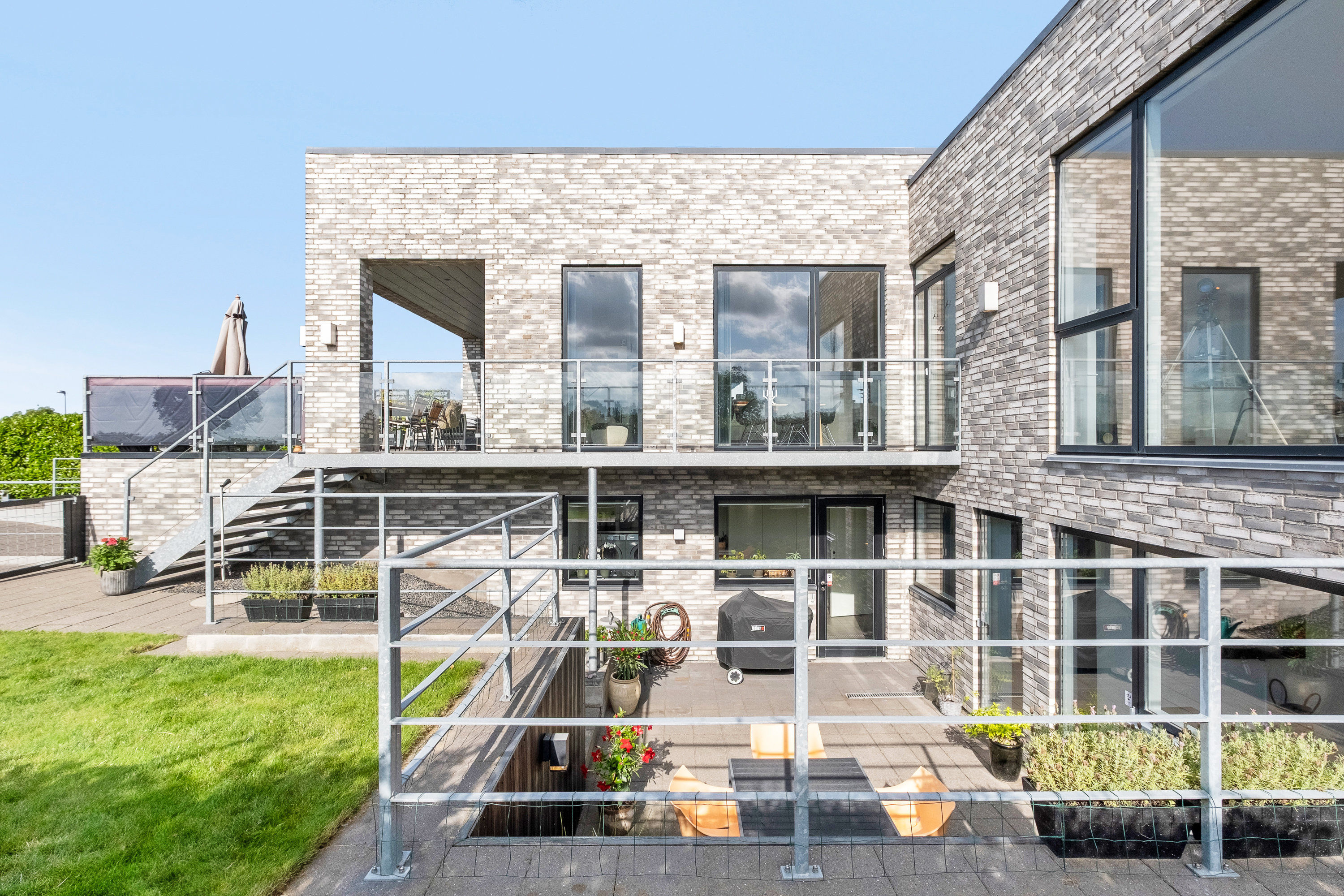 Fremhævet facade billede i fuldskærmstilstand. Billede af Elmehaven 93, 8520 Lystrup