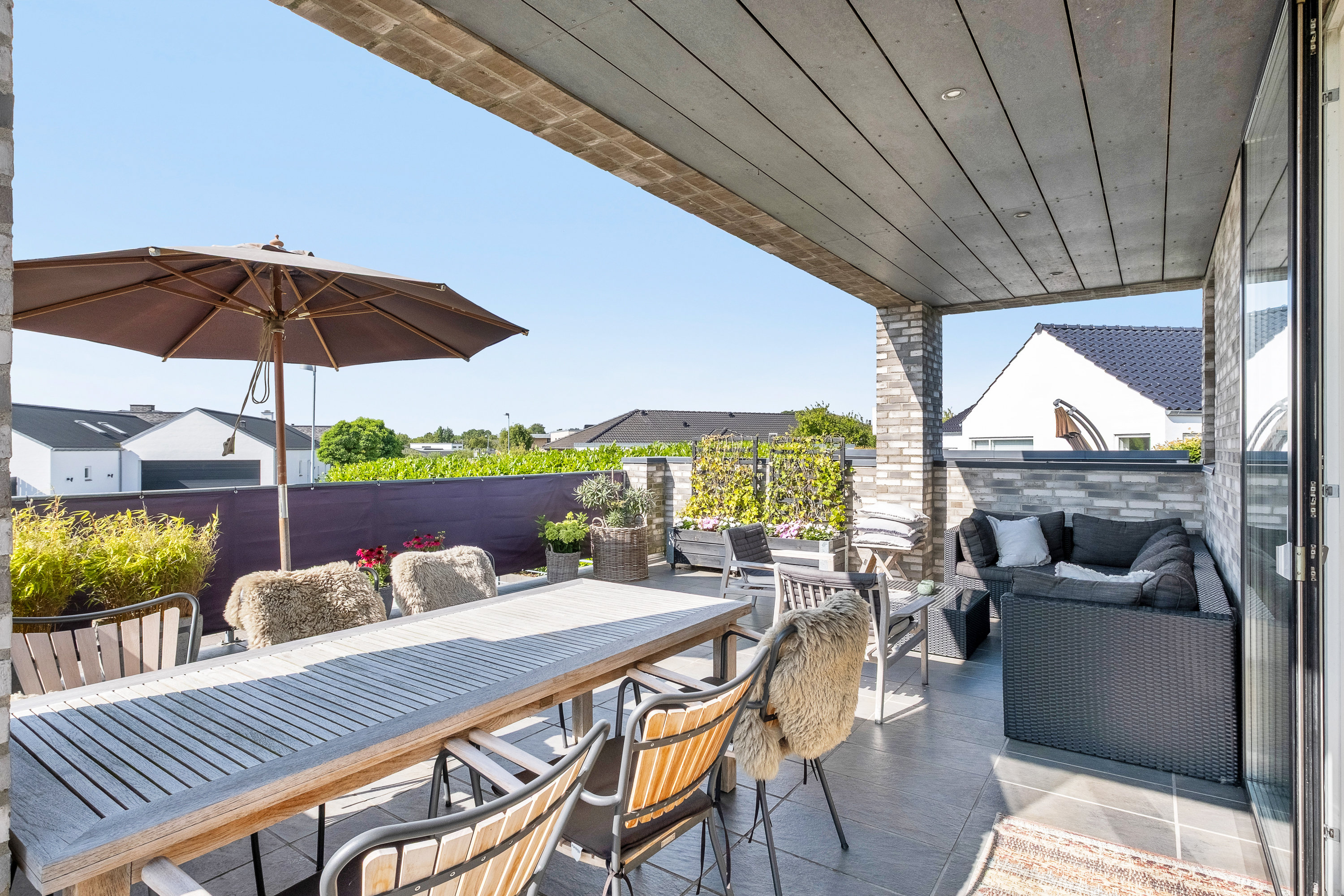 Fremhævet overdækket terrasse billede i fuldskærmstilstand. Billede af Elmehaven 93, 8520 Lystrup