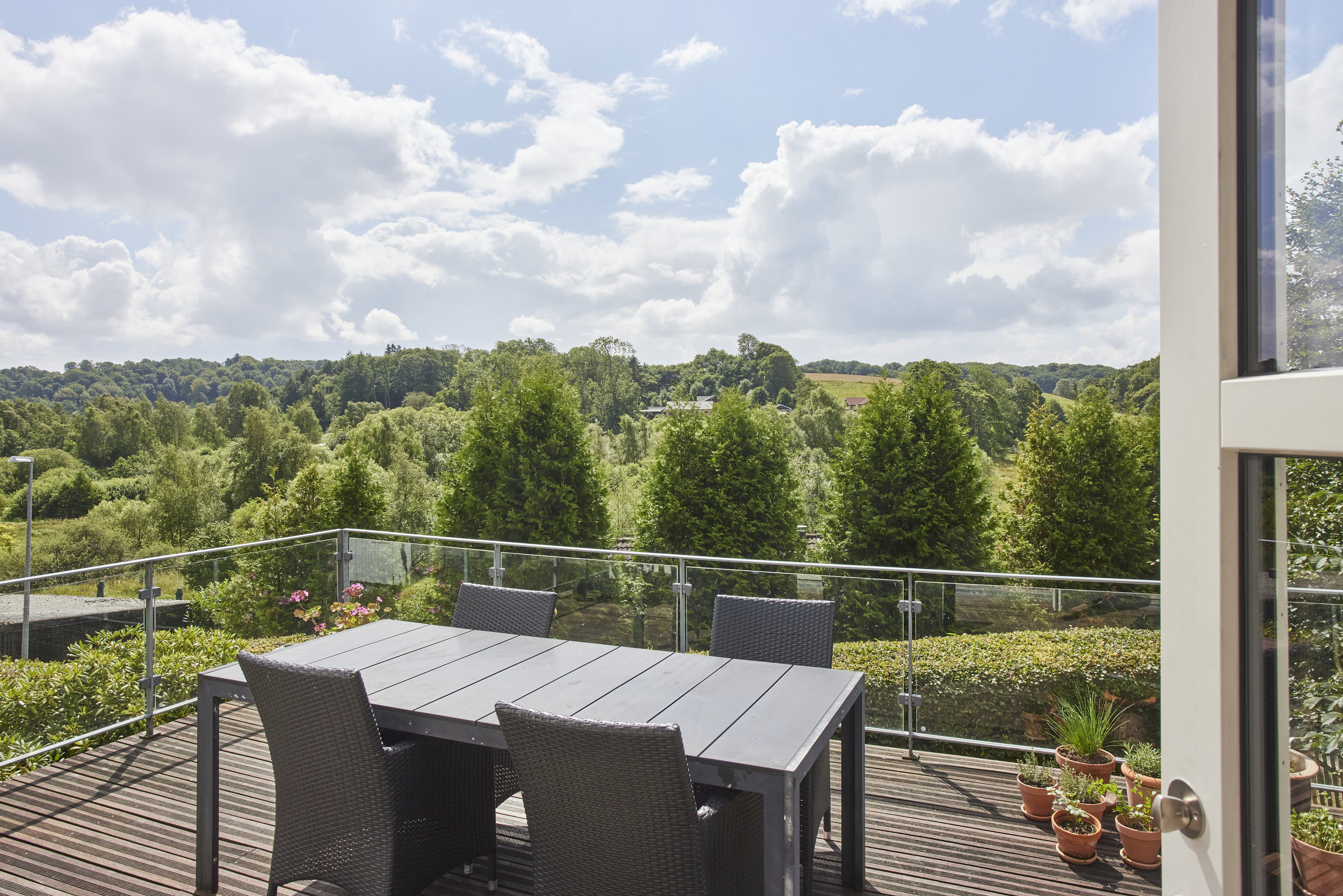 Fremhævet terrasse billede i fuldskærmstilstand. Billede af Dollerupvej 176, 8800 Viborg