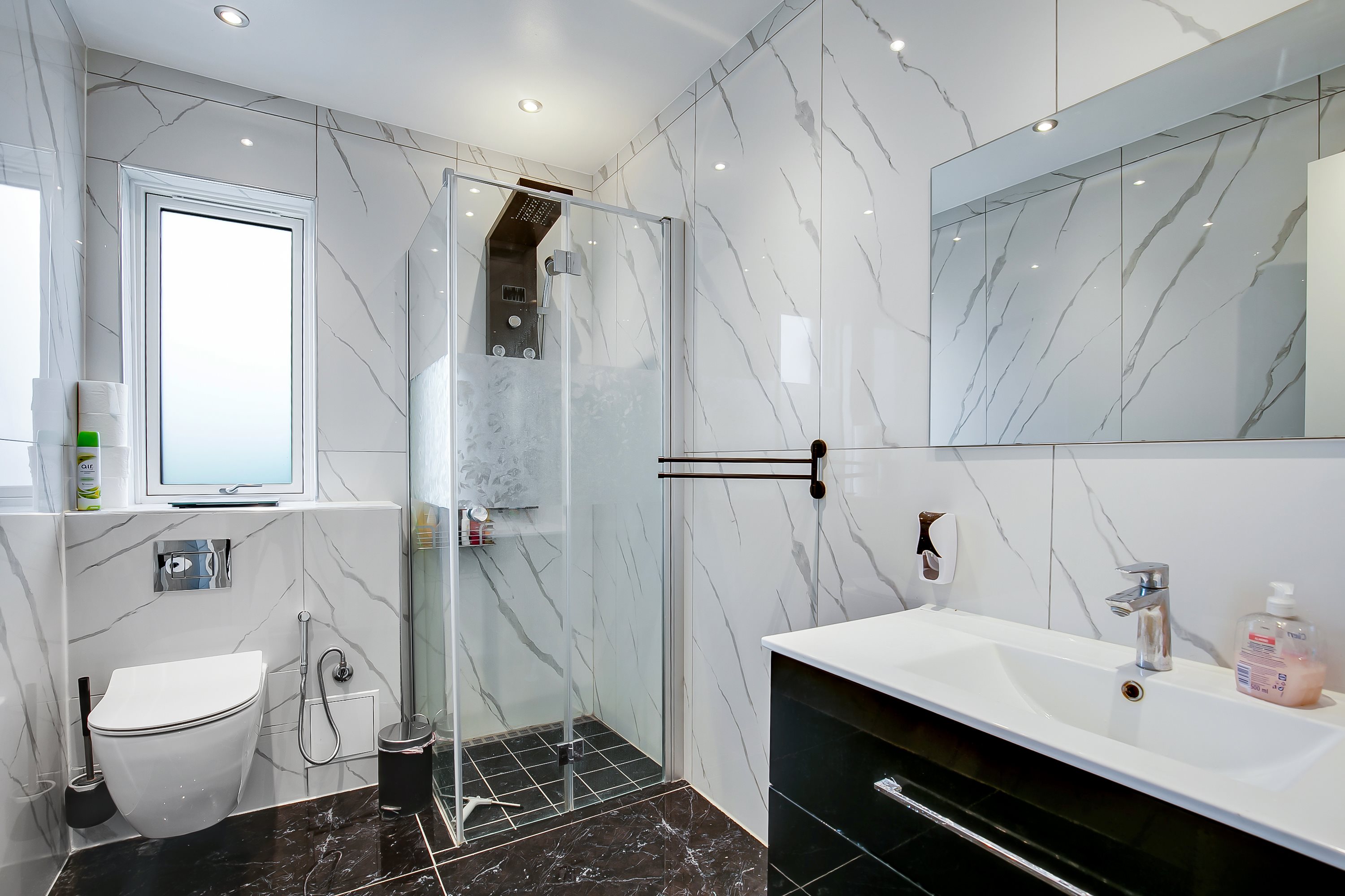 Fremhævet badeværelse billede i fuldskærmstilstand. Billede af Porsager 17, 2620 Albertslund