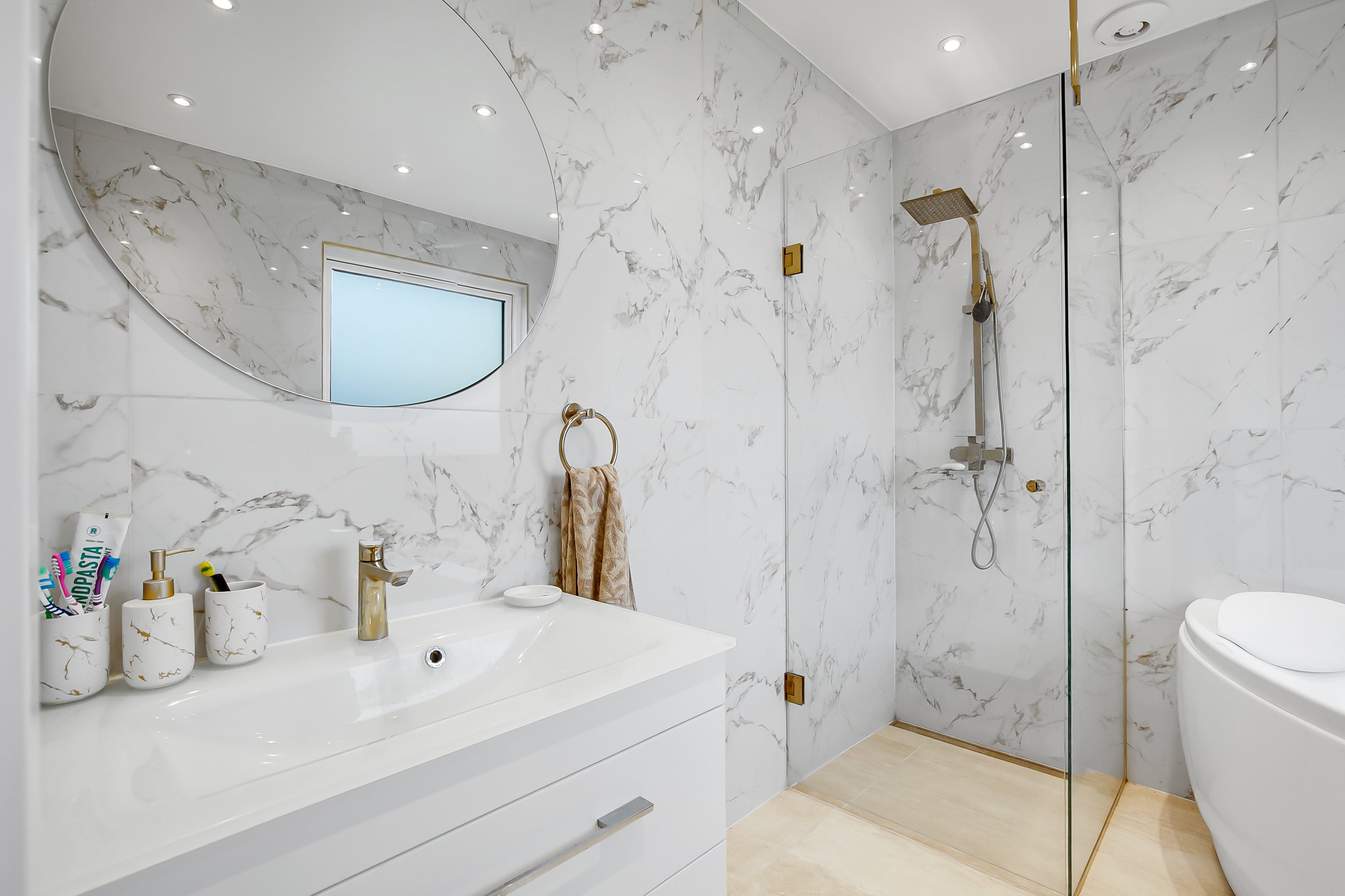 Fremhævet badeværelse billede i fuldskærmstilstand. Billede af Porsager 17, 2620 Albertslund