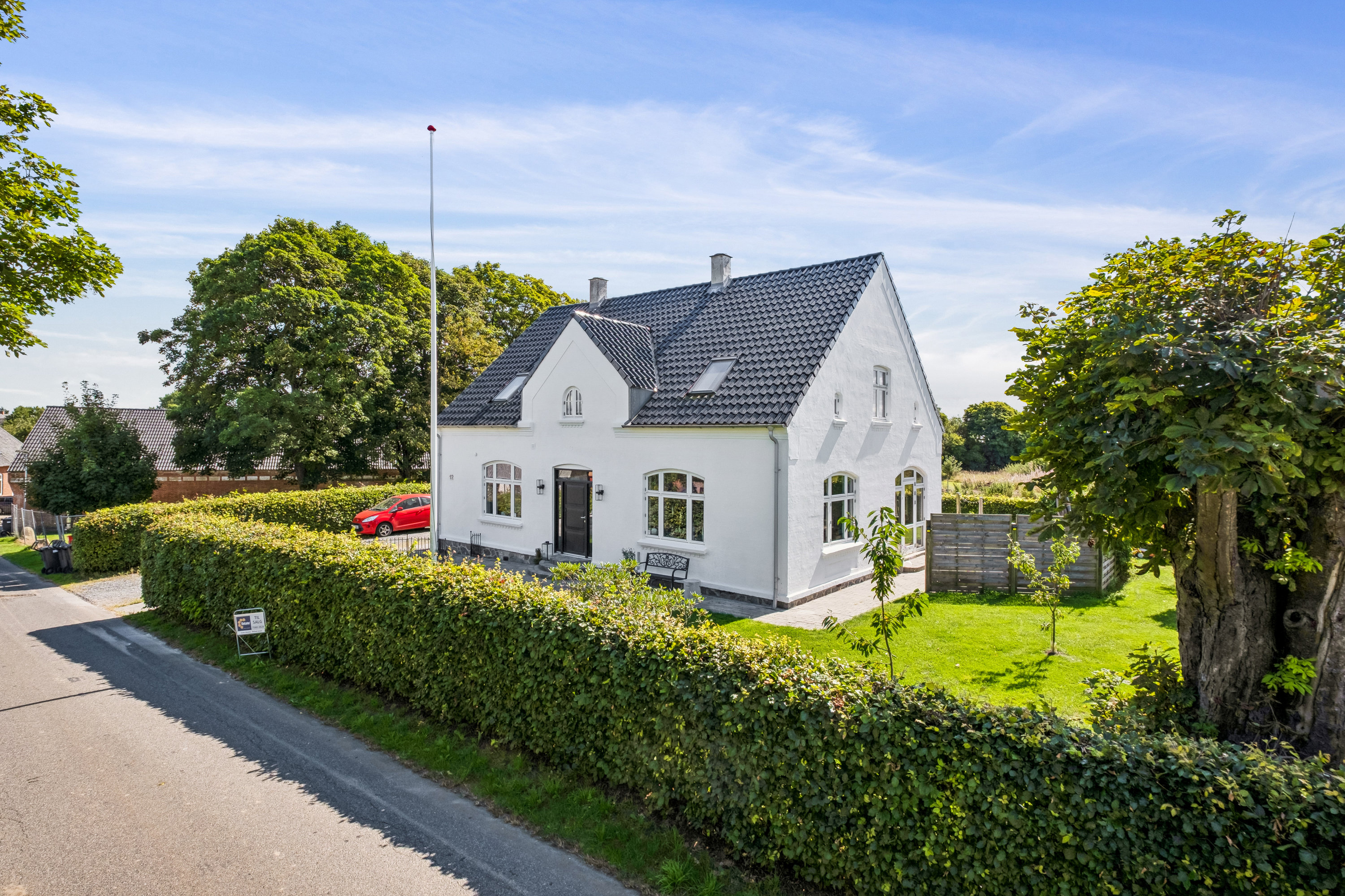 Fremhævet ejendom set fra vejen billede i fuldskærmstilstand. Billede af Skovlyvej 12, Elling, 8751 Gedved